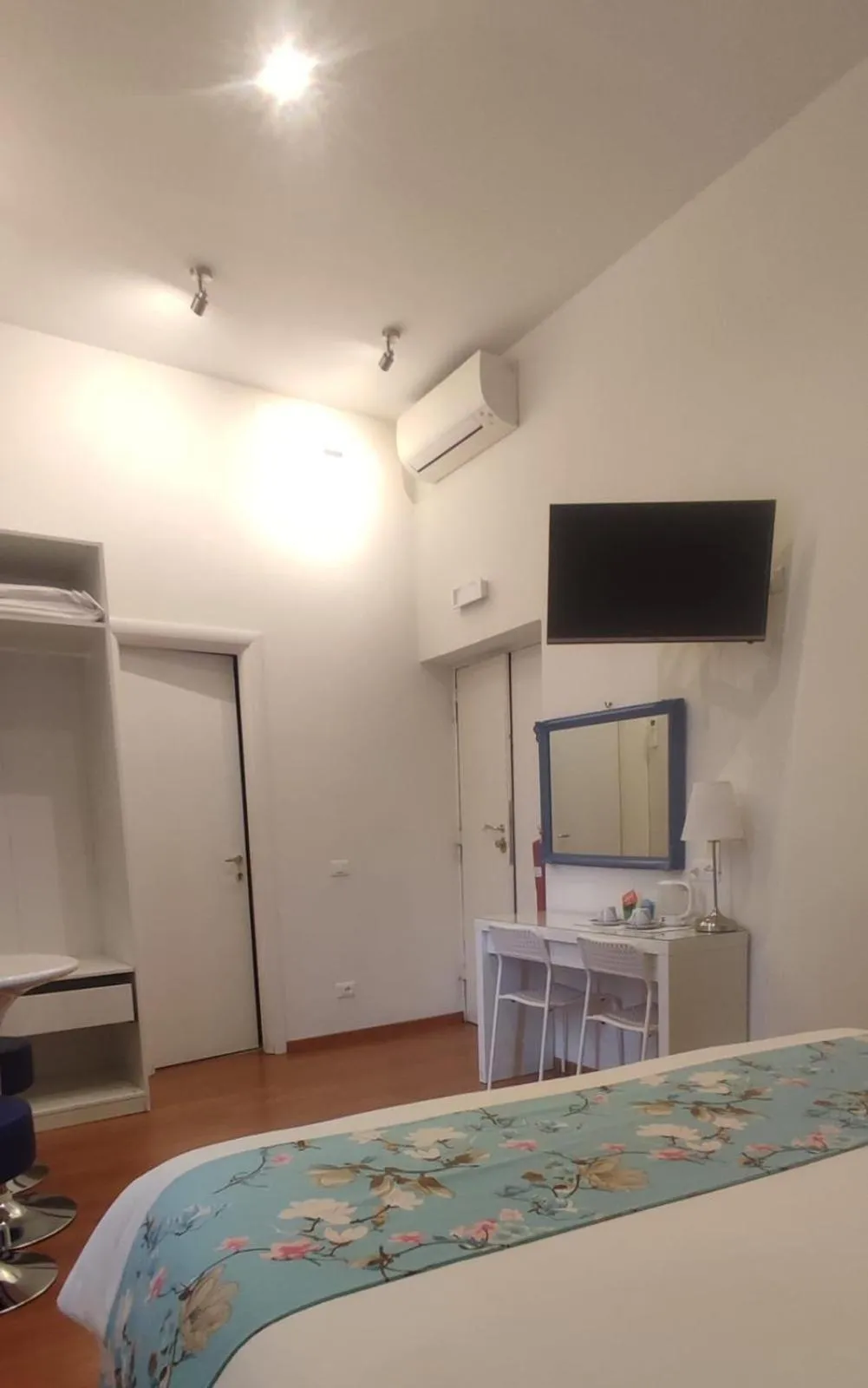 Photo of the whole room, Bed in Superior Relais FCollection Temple View