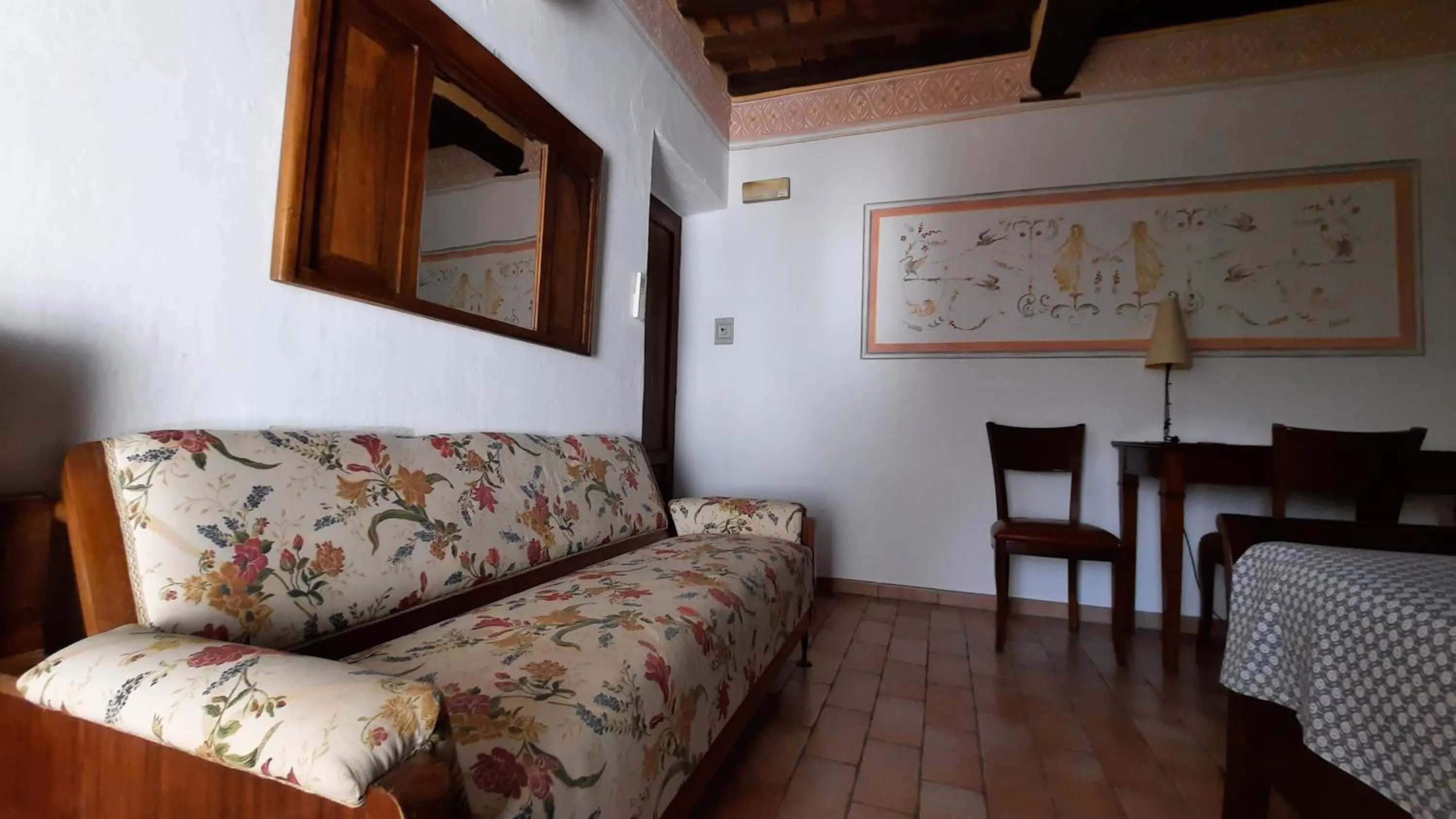 Decorative detail in Albergo Giulia Gonzaga