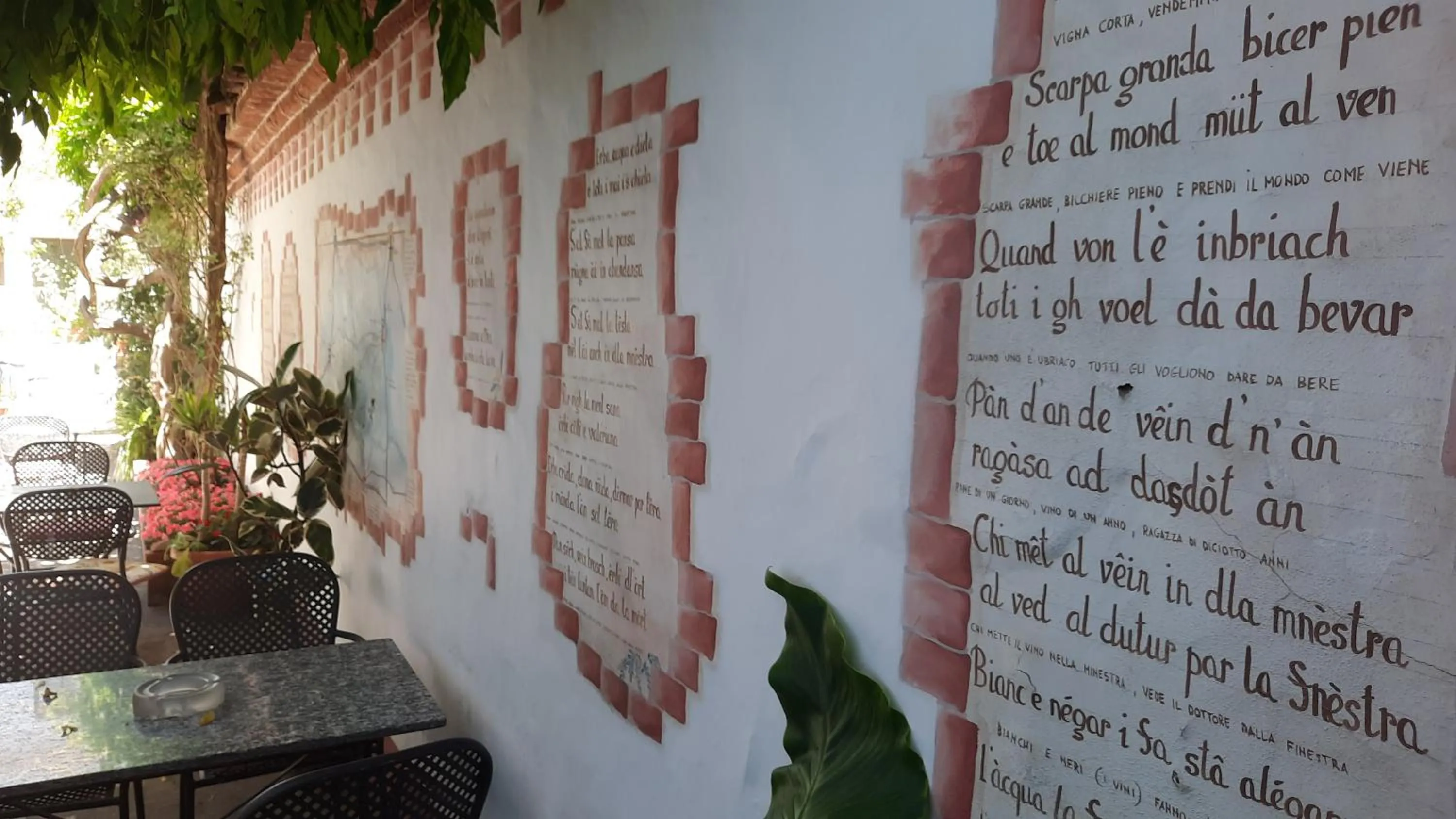 Inner courtyard view in Albergo Giulia Gonzaga