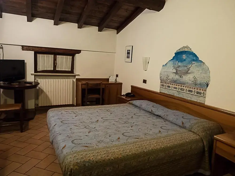 Superior Double or Twin Room with City View in Albergo Giulia Gonzaga Superior Double or Twin Room with City View in Albergo Giulia Gonzaga