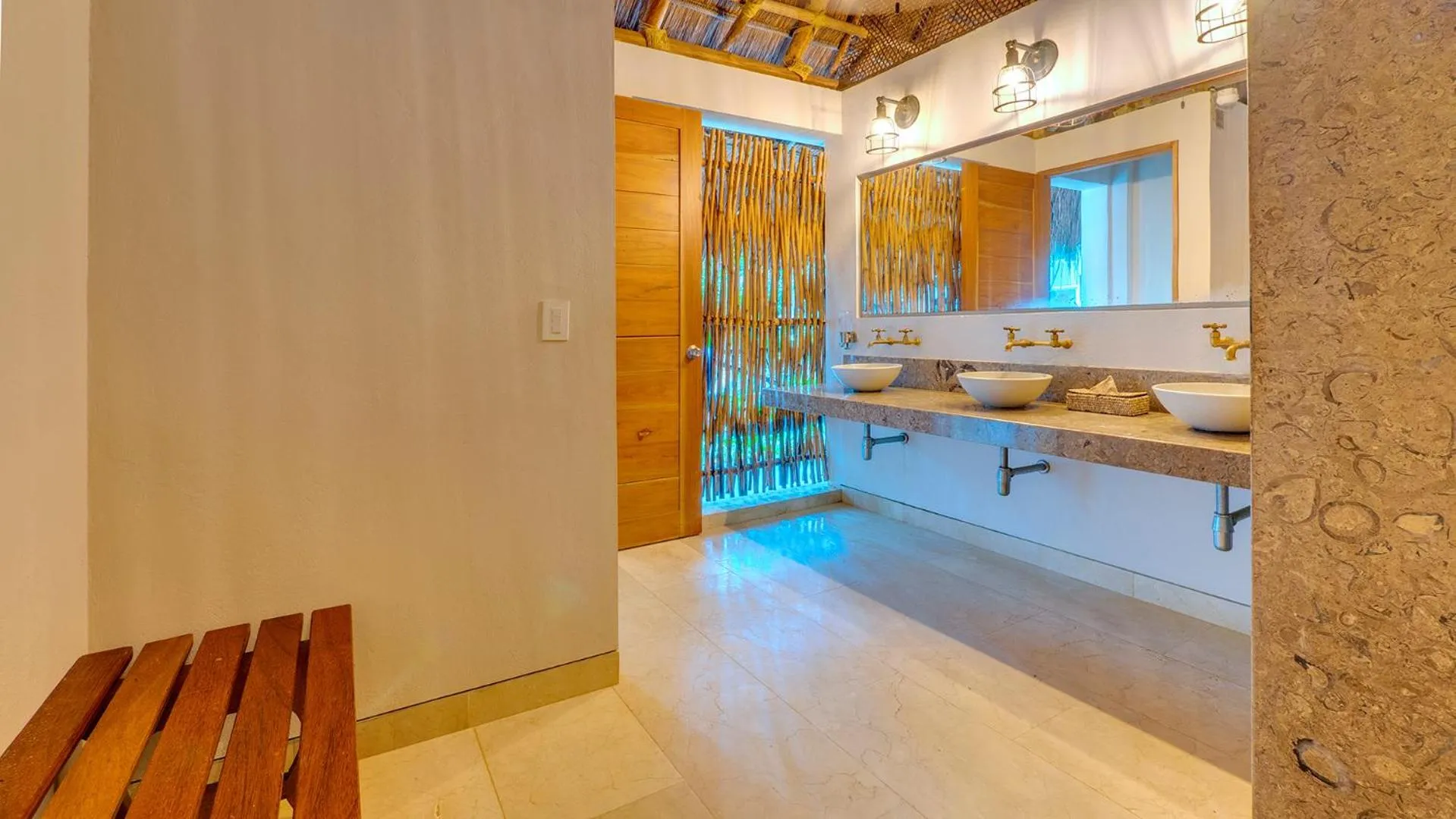 Public Bath in Aura Hotel Barú