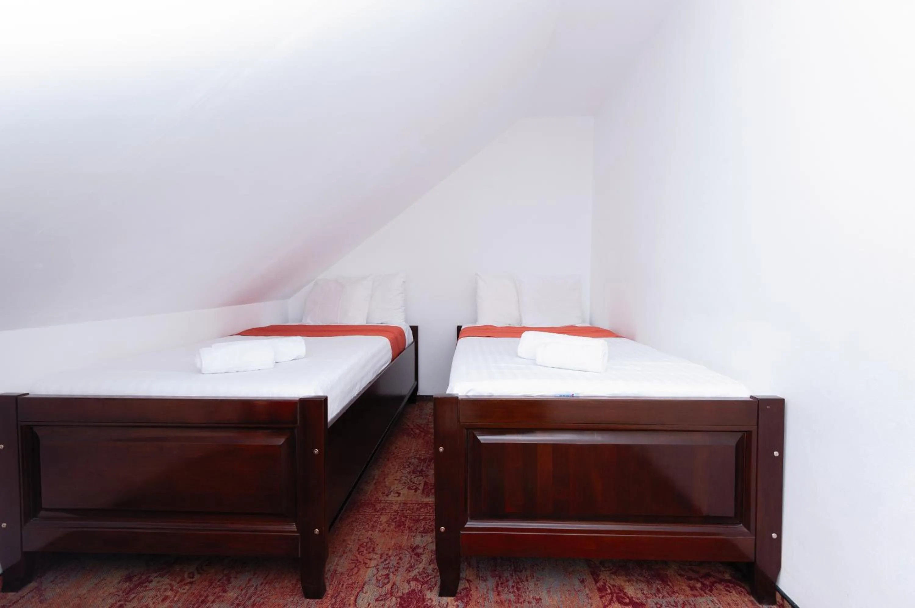 Restaurant/places to eat, Bed in Hotel Piatra Mare