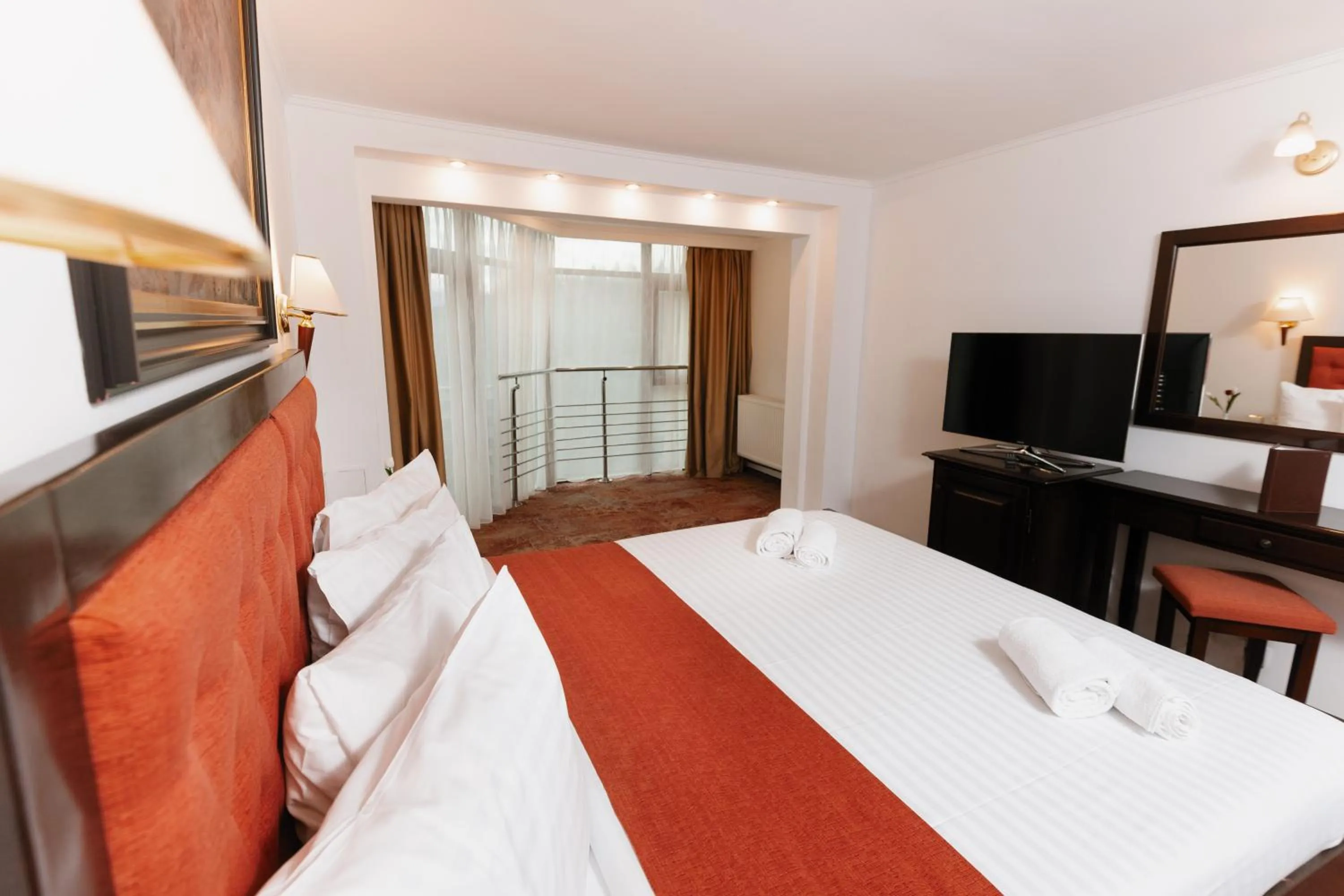 Swimming pool, Bed in Hotel Piatra Mare