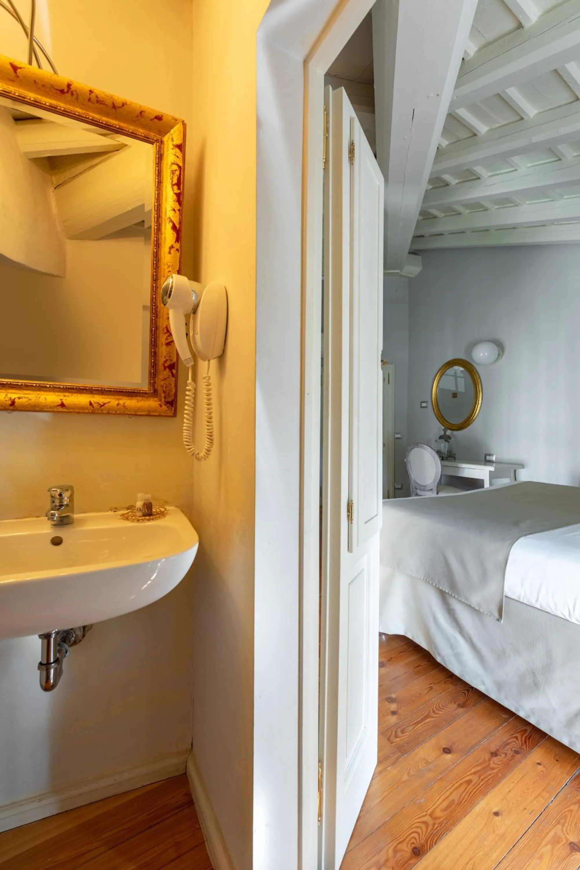 Bathroom, Bed in Hotel Palazzo Novello