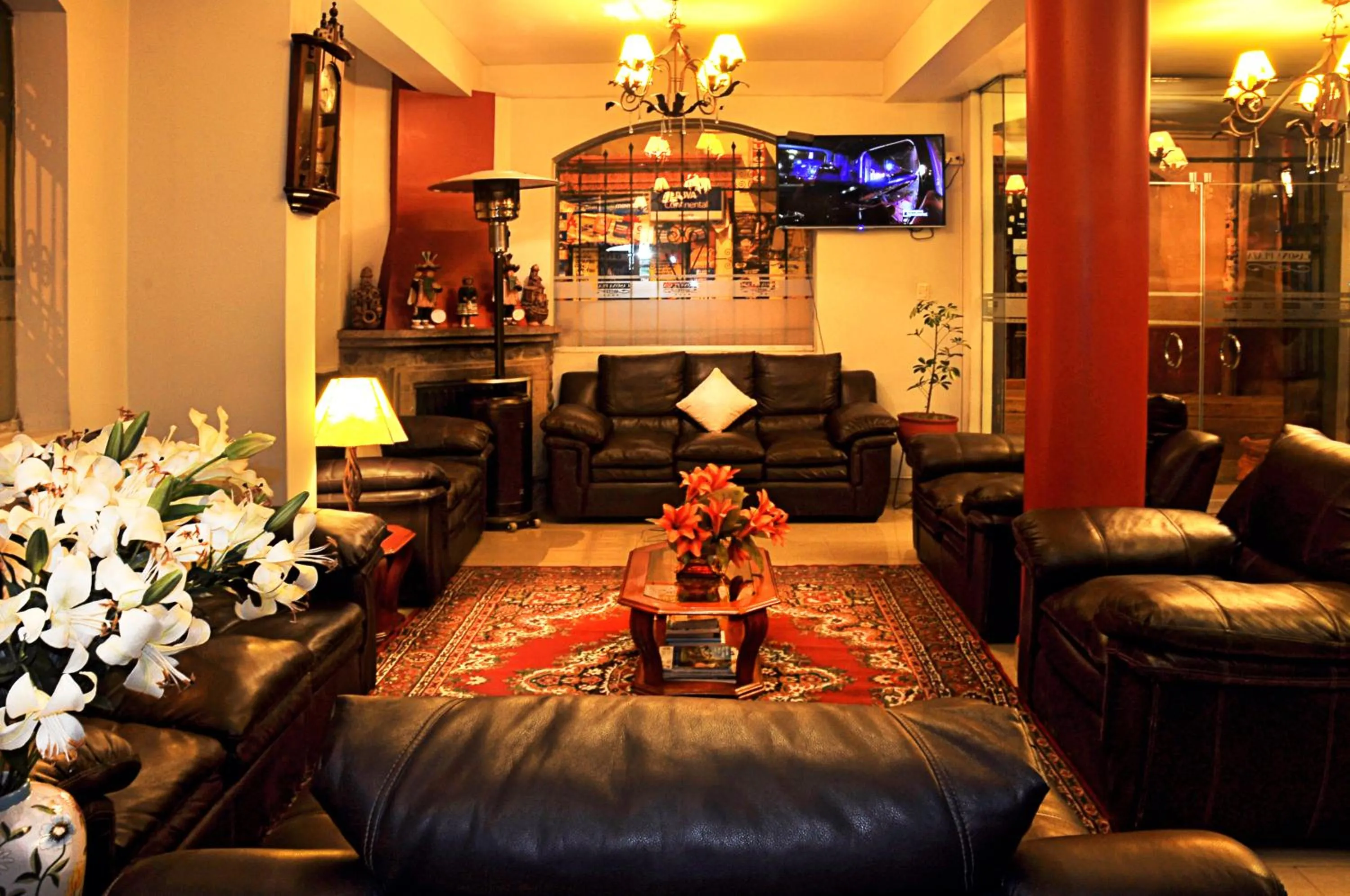 Communal lounge/ TV room in Casona Plaza Hotel Puno
