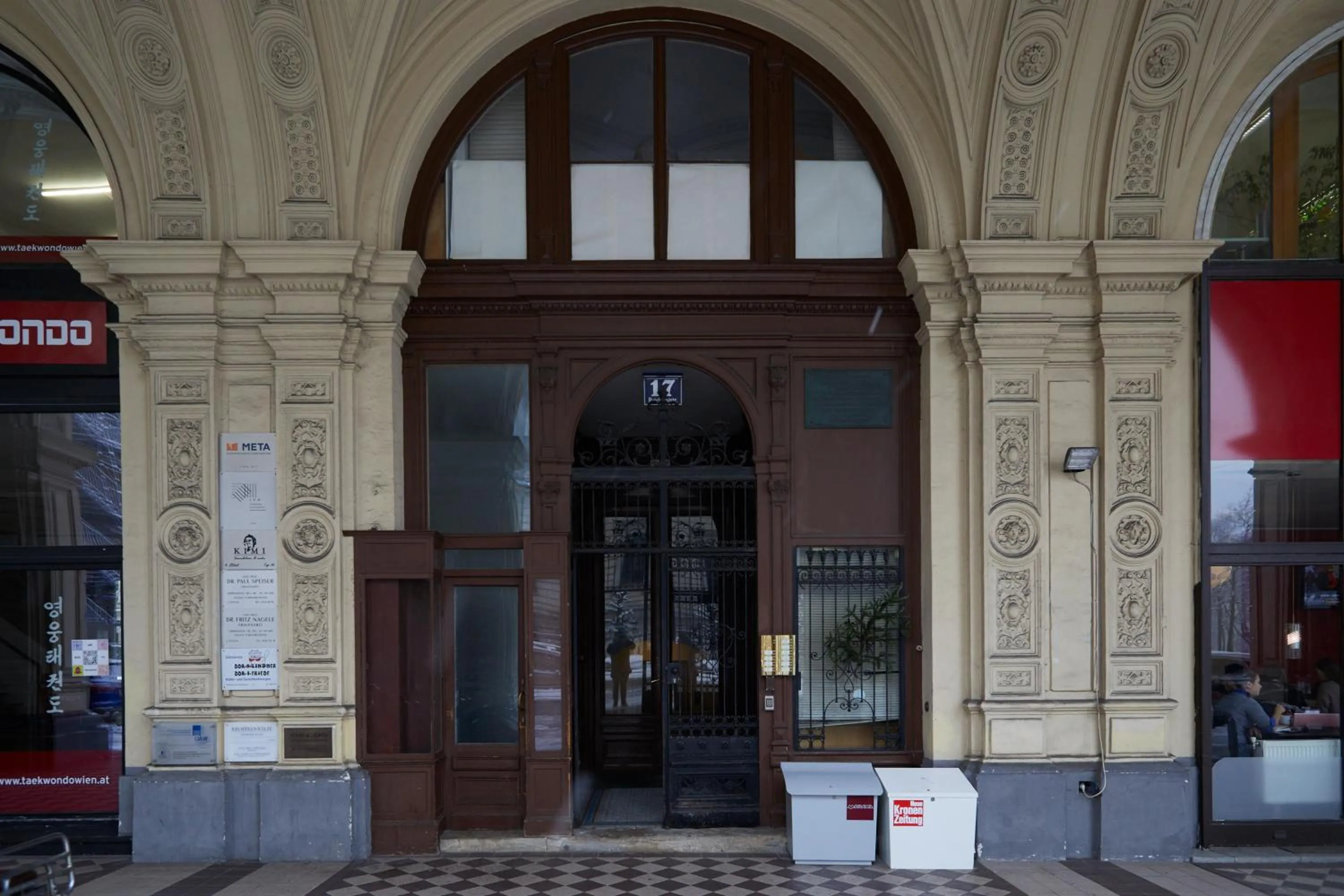 Facade/entrance in KH Apartments Universitaet