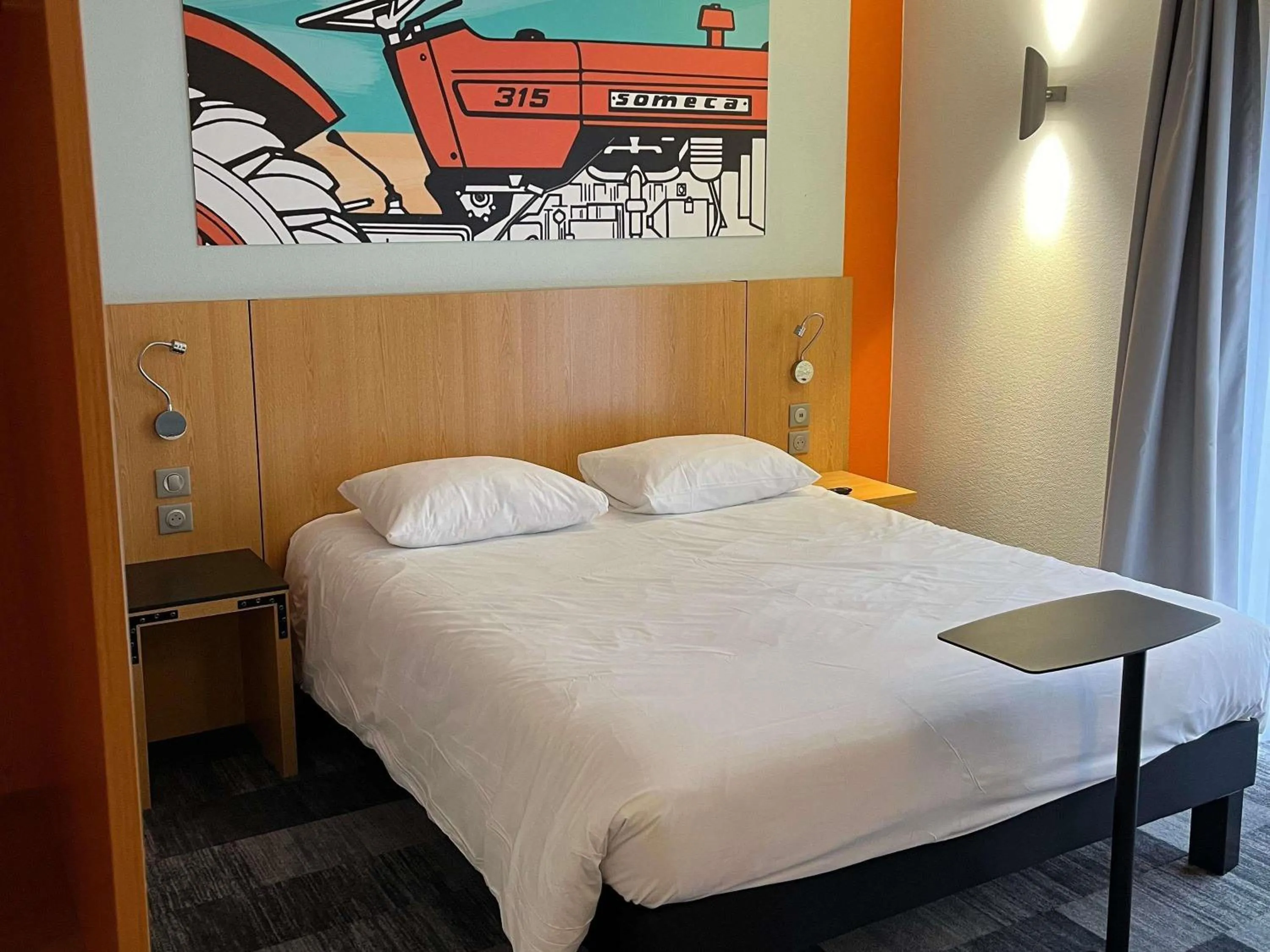Bedroom, Bed in ibis Styles Bourbon Lancy