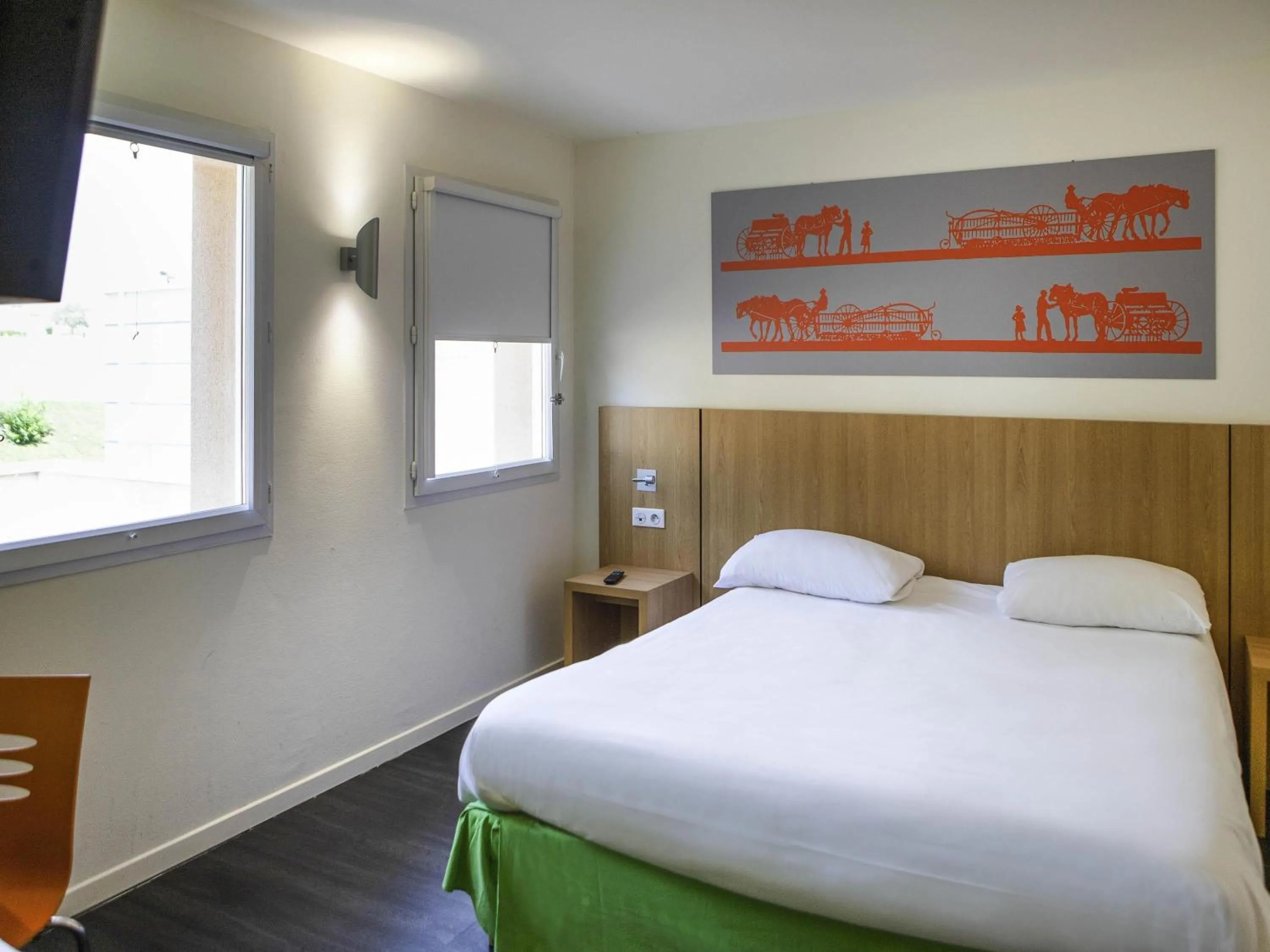 Bedroom, Bed in ibis Styles Bourbon Lancy