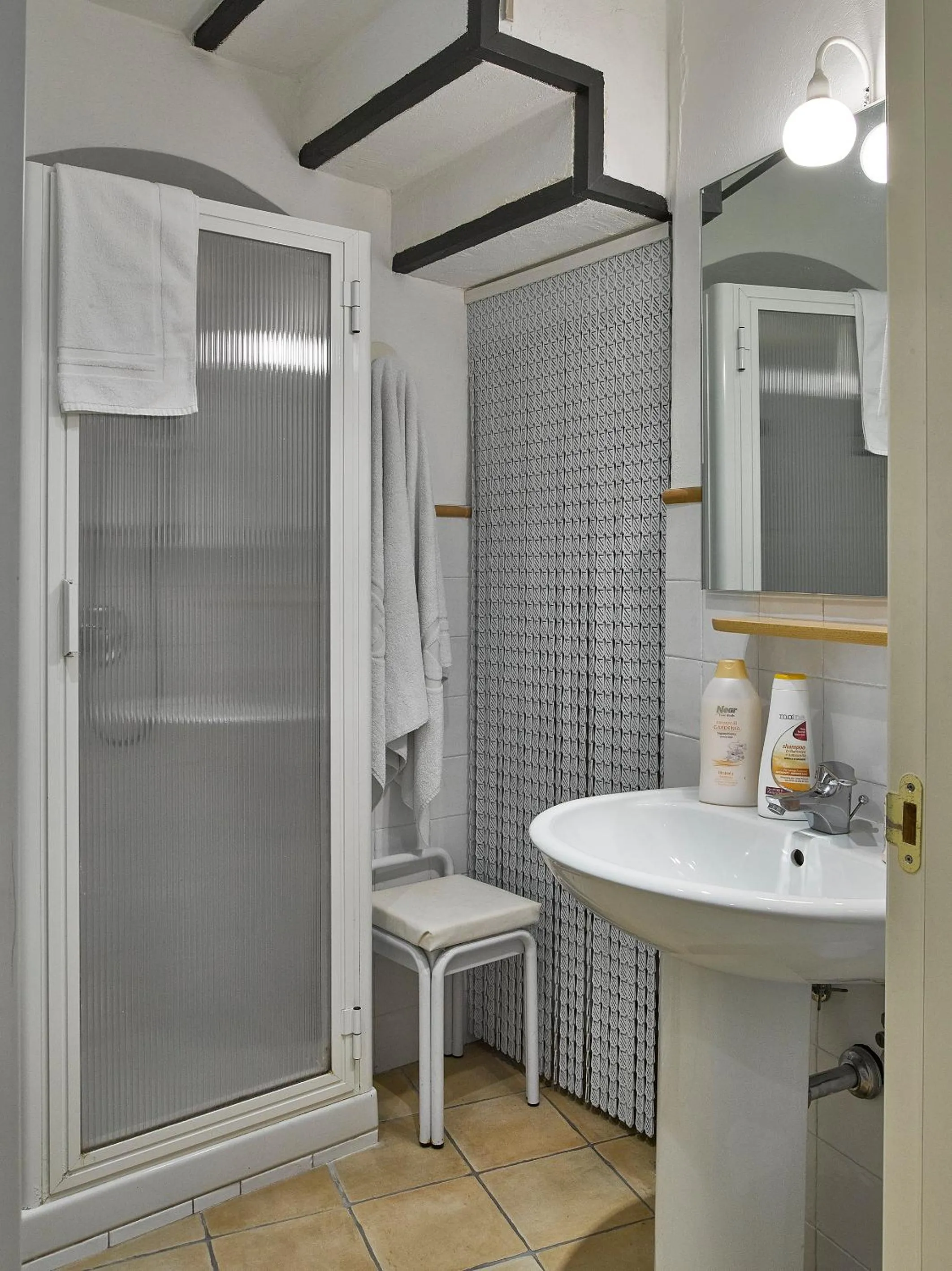Shower in Sax Barisano