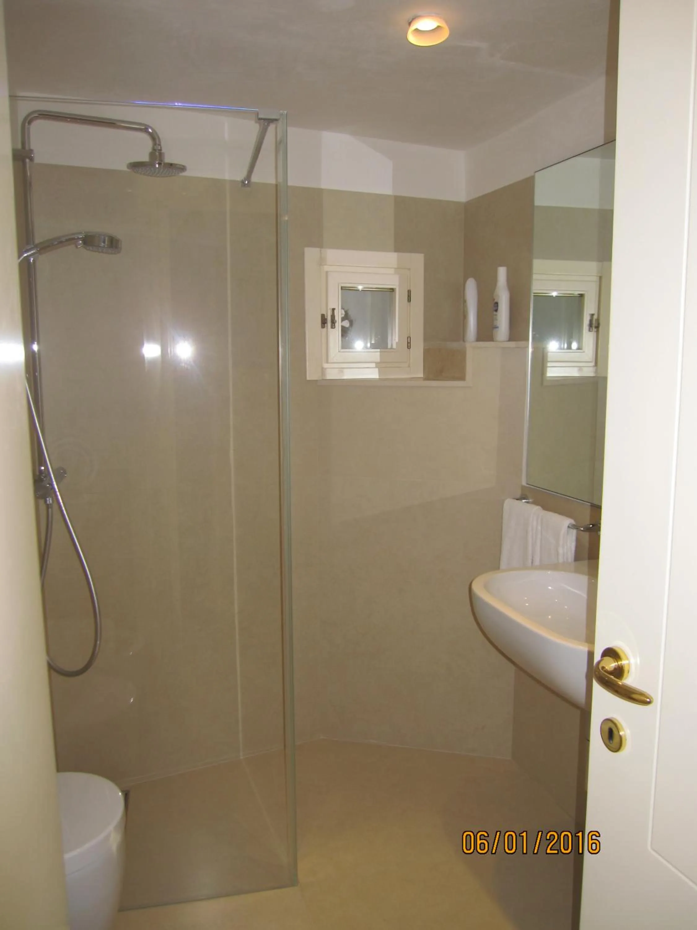 Shower in Sax Barisano