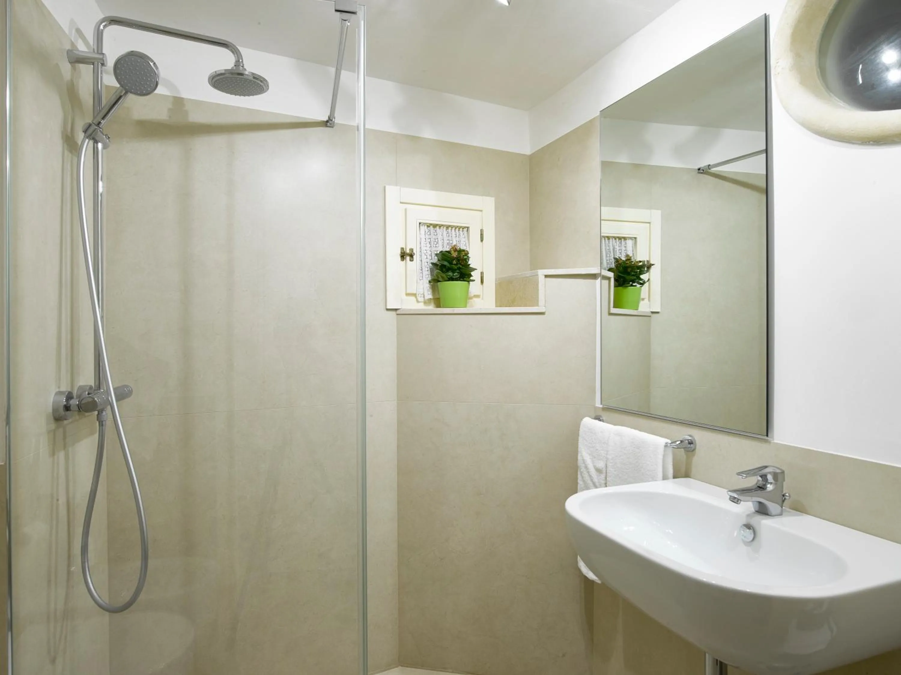 Shower in Sax Barisano