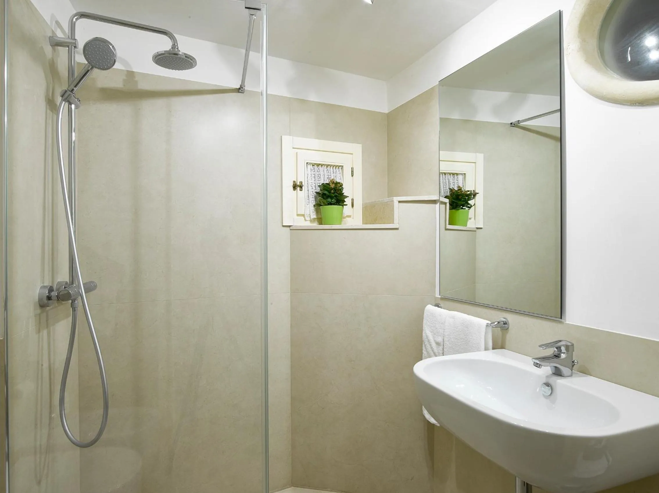 Shower in Sax Barisano