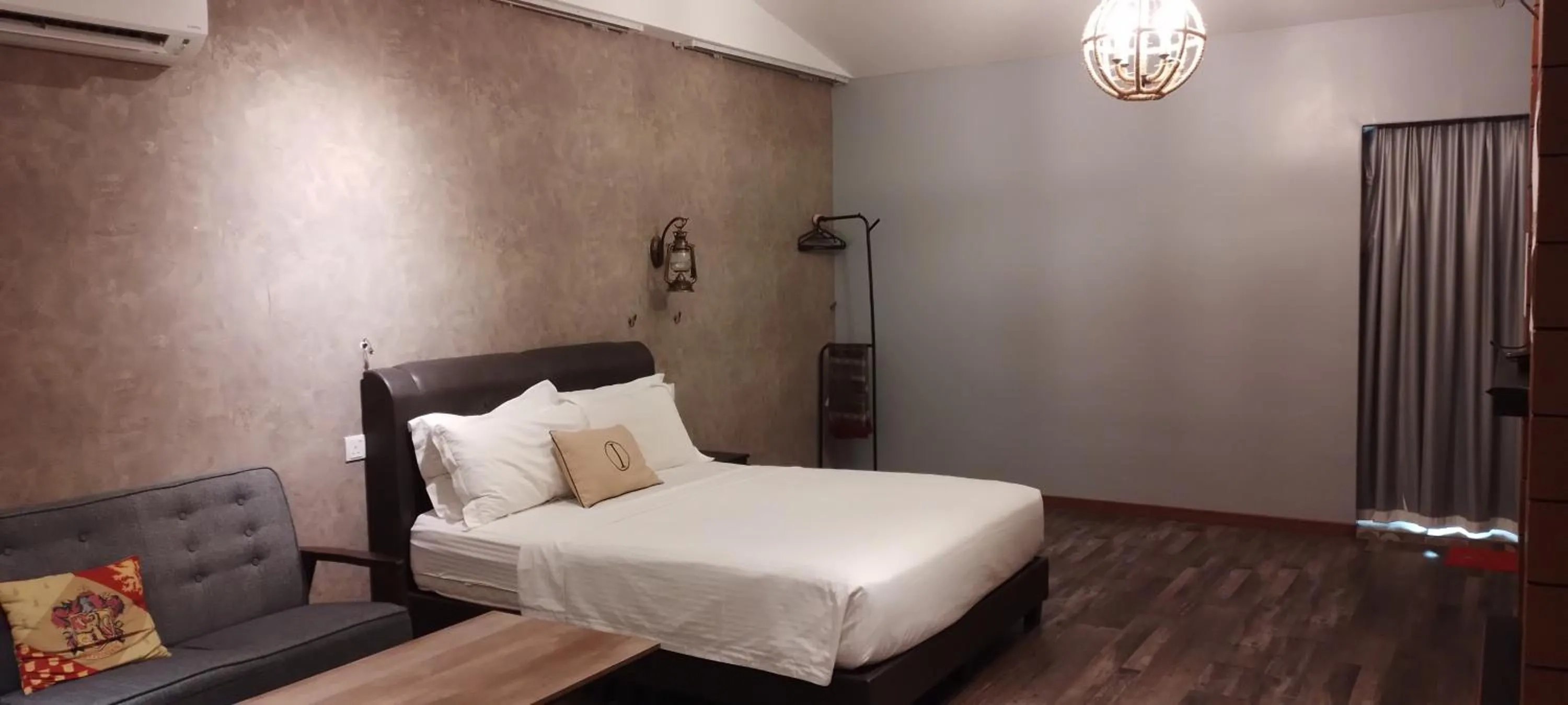 Iconic Suites & Pods Hotel