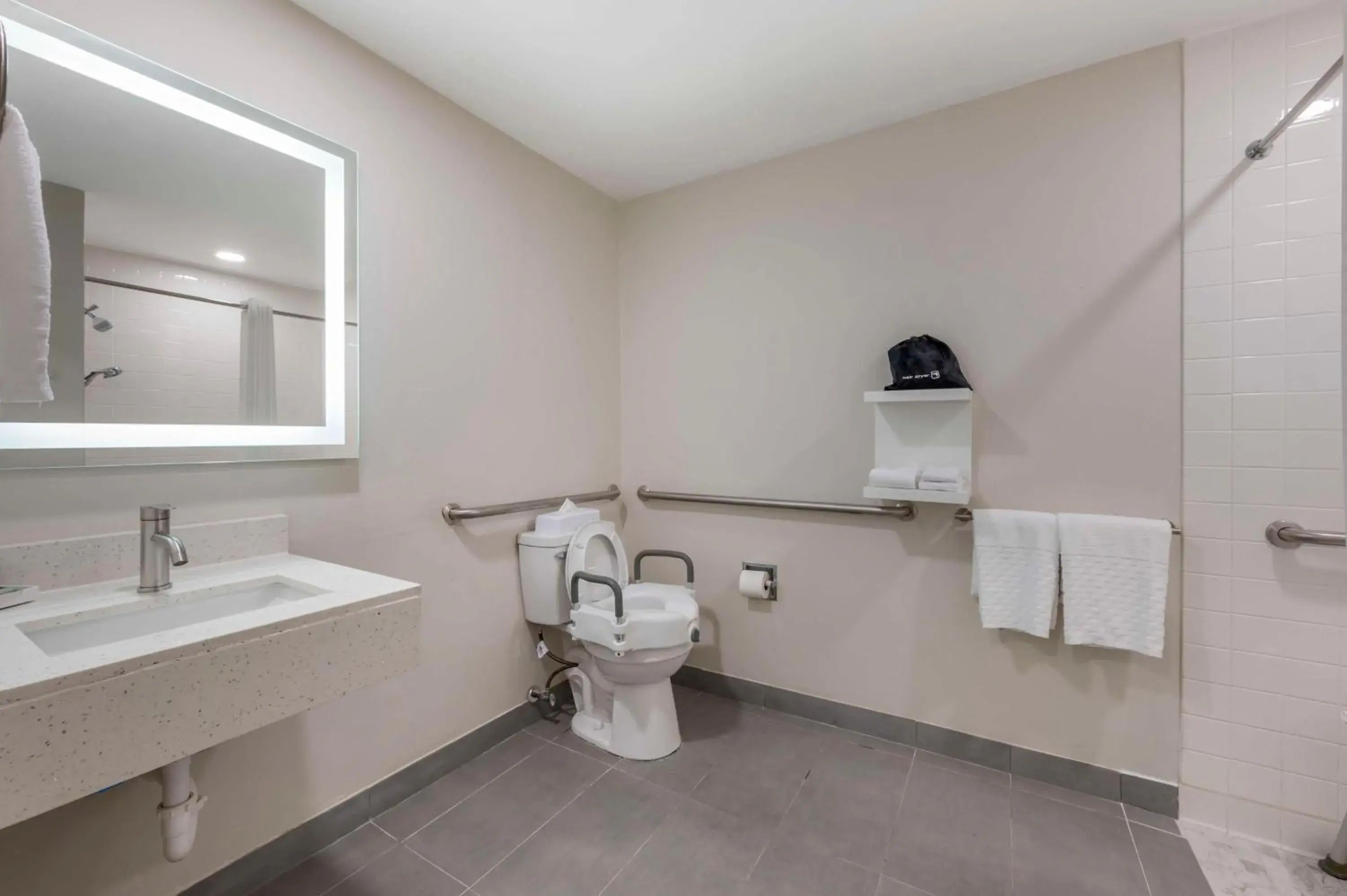 Bathroom in Best Western Heartland Inn Bathroom in Best Western Heartland Inn