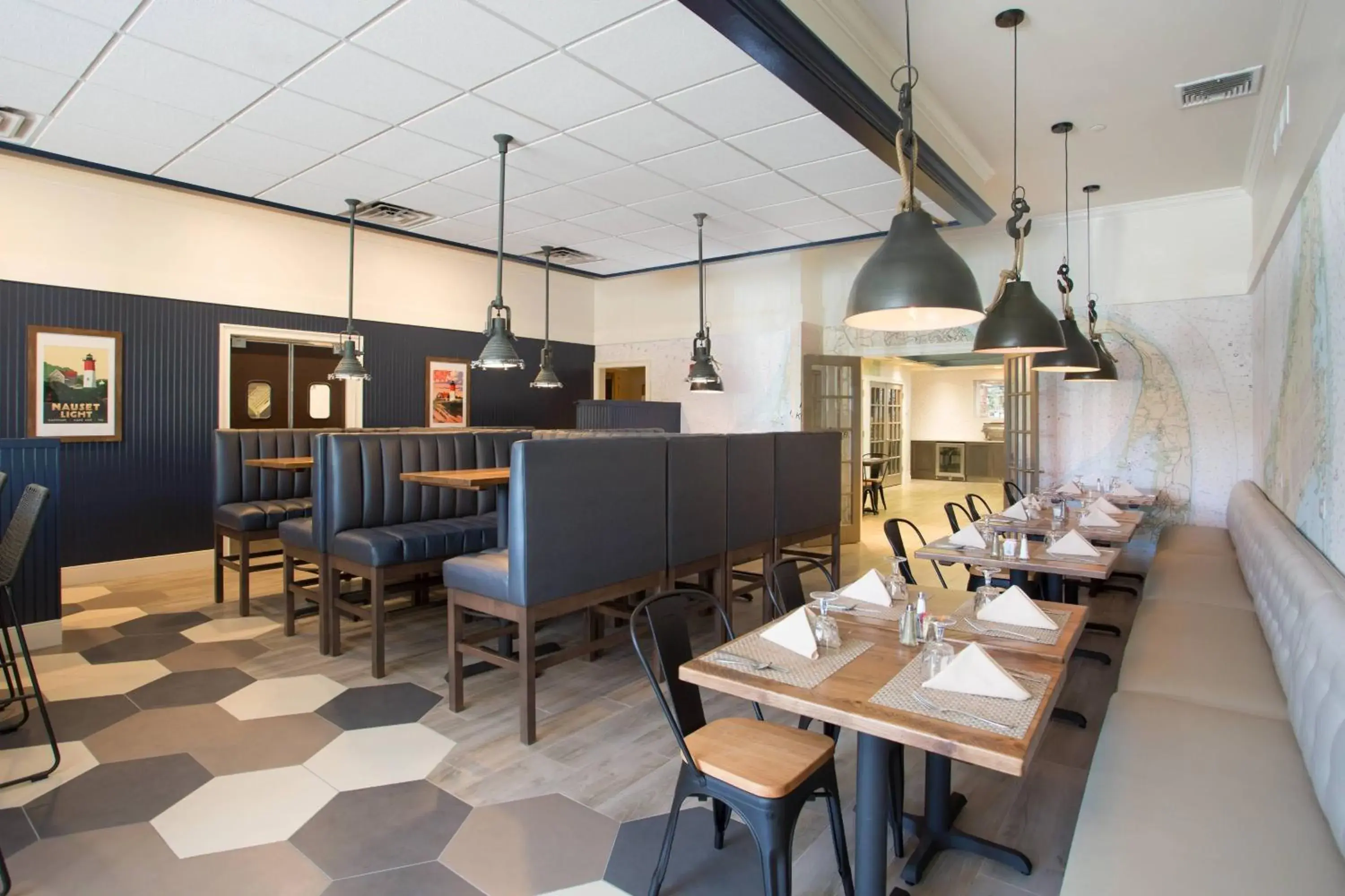 Lounge or bar in Four Points by Sheraton Eastham Cape Cod Lounge or bar in Four Points by Sheraton Eastham Cape Cod