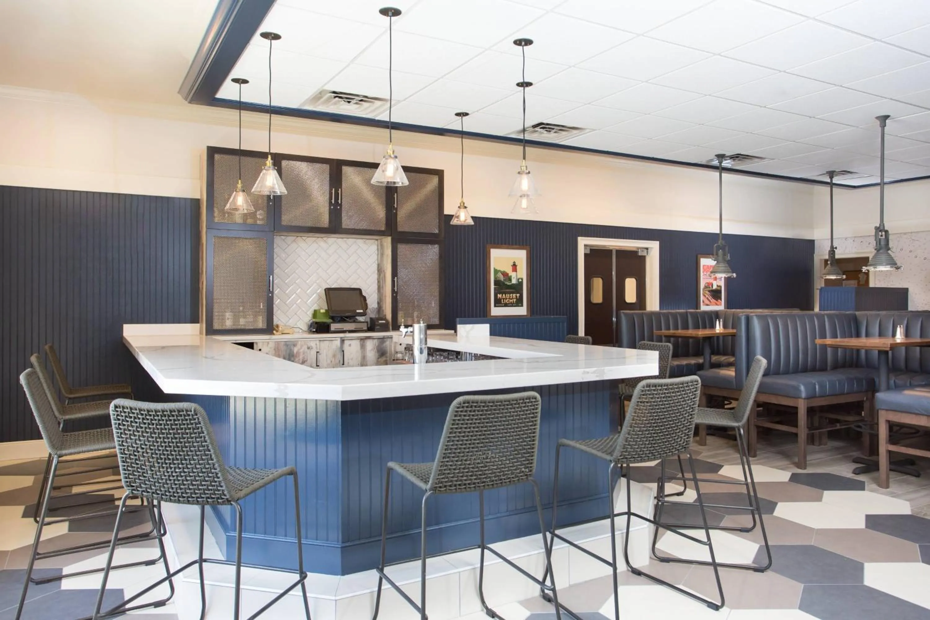 Lounge or bar in Four Points by Sheraton Eastham Cape Cod