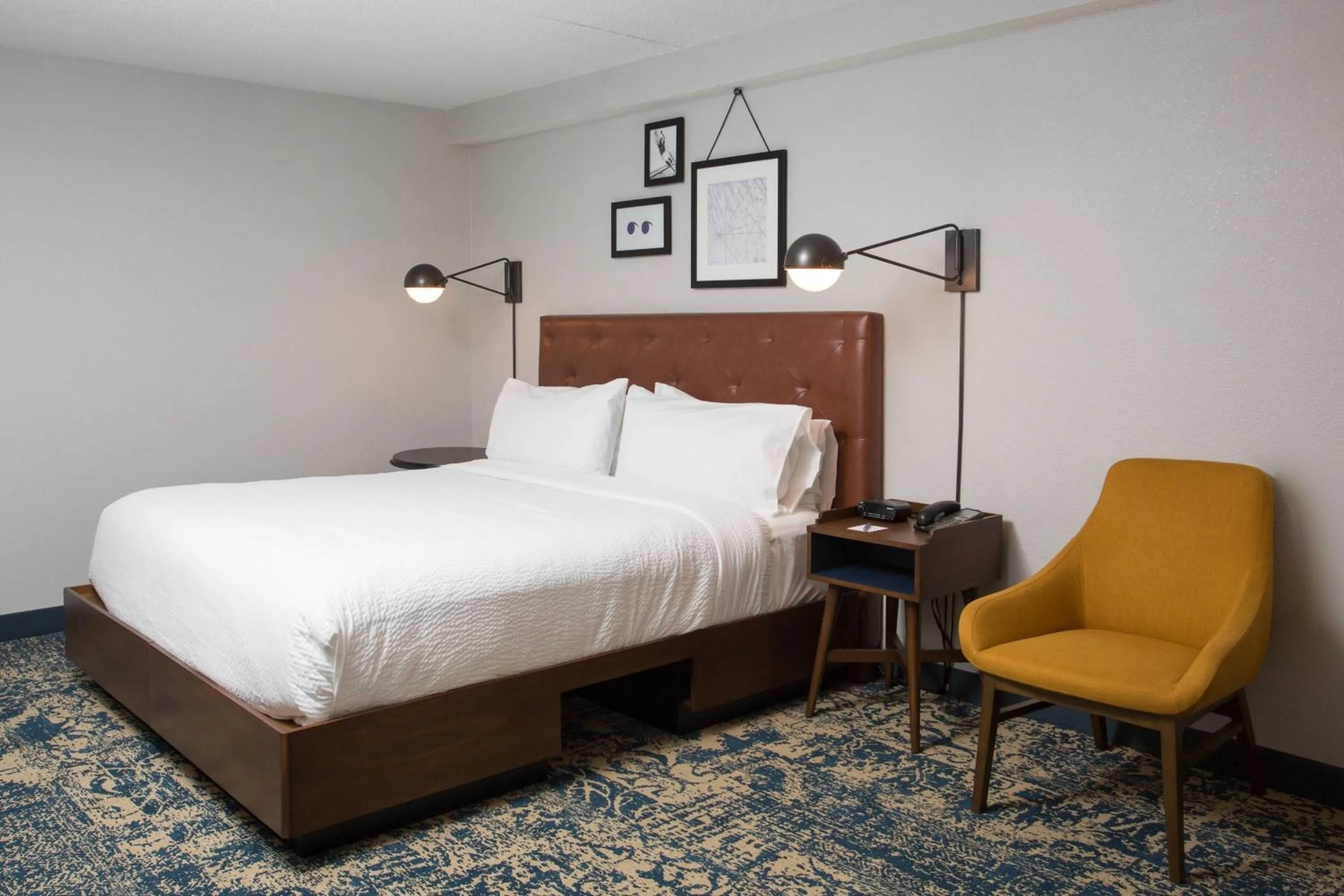 Photo of the whole room, Bed in Four Points by Sheraton Eastham Cape Cod