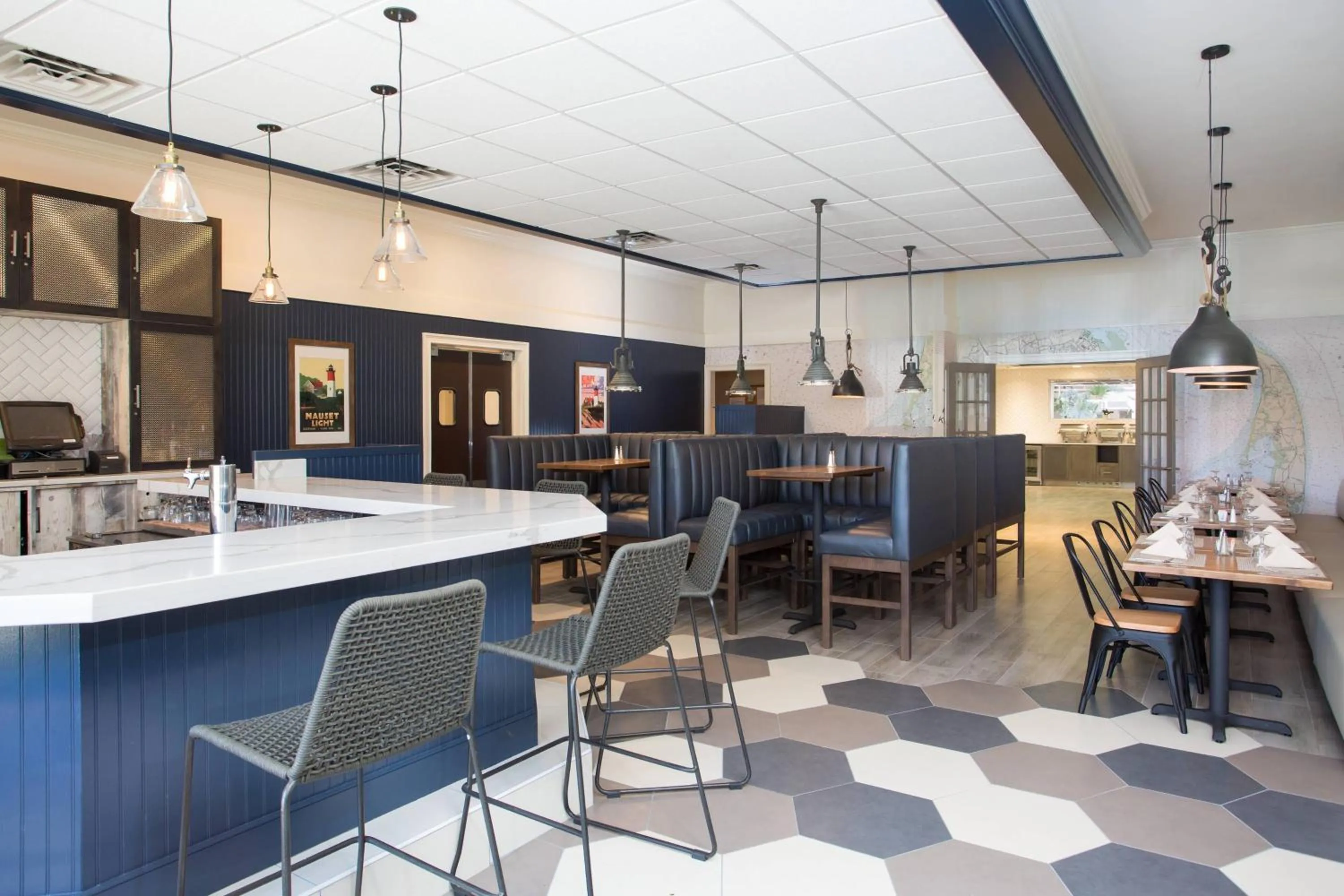 Lounge or bar in Four Points by Sheraton Eastham Cape Cod