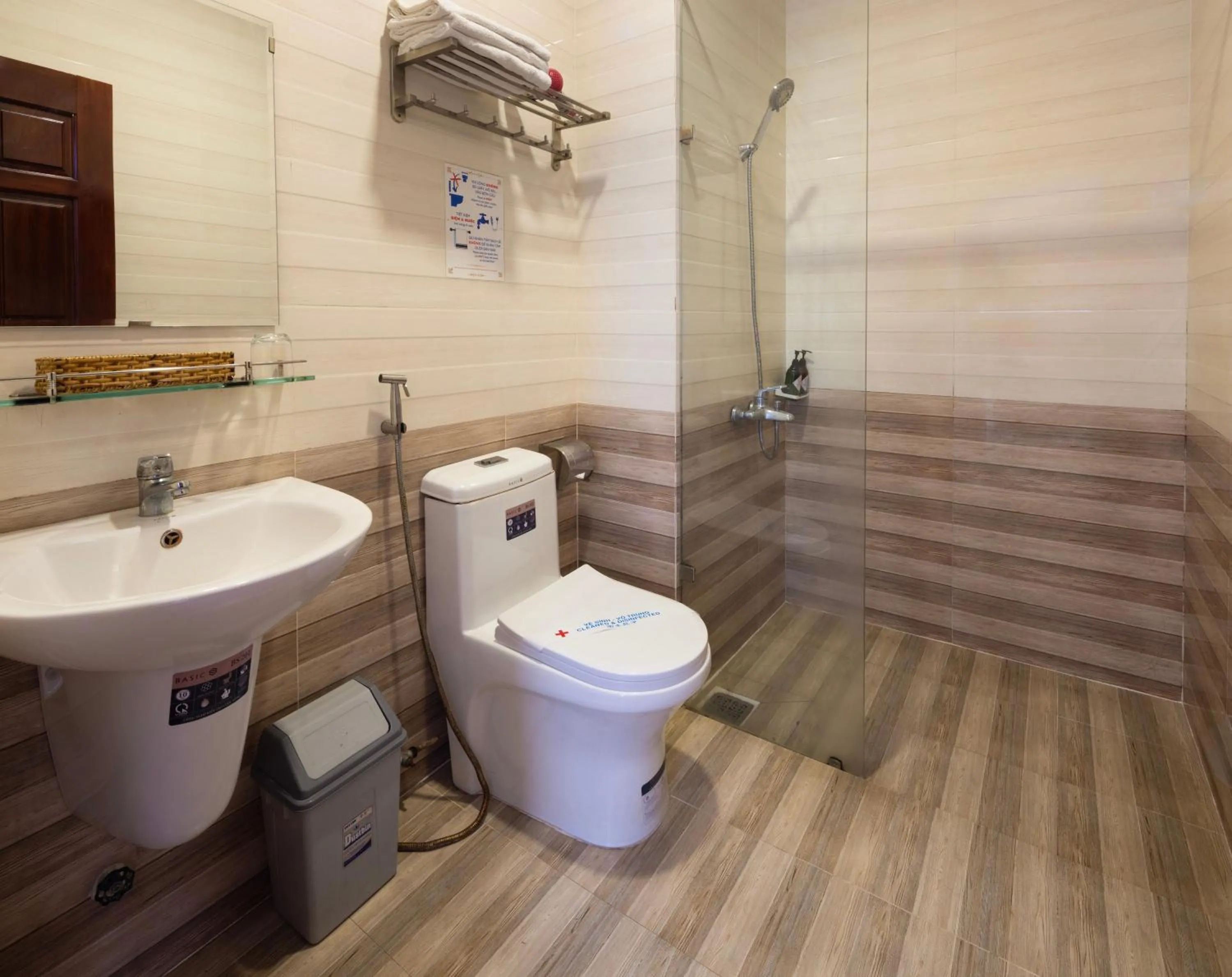 Shower in Mai Hoang Da Lat Hotel