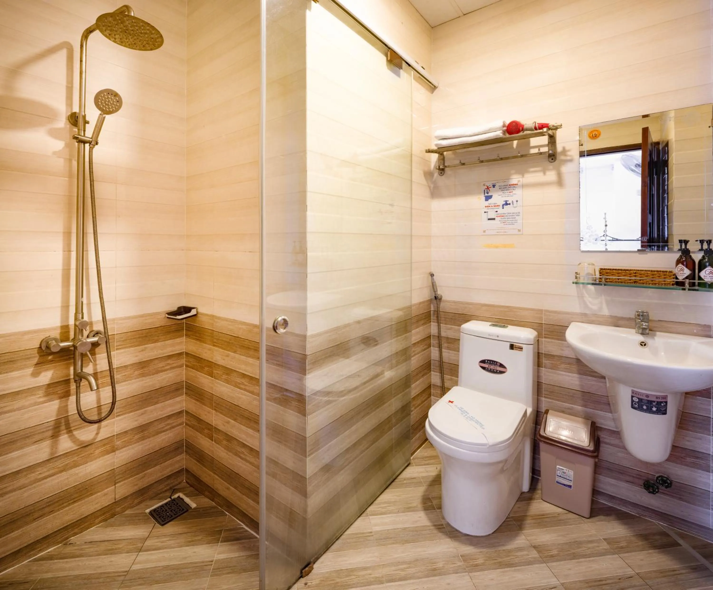 Shower in Mai Hoang Da Lat Hotel