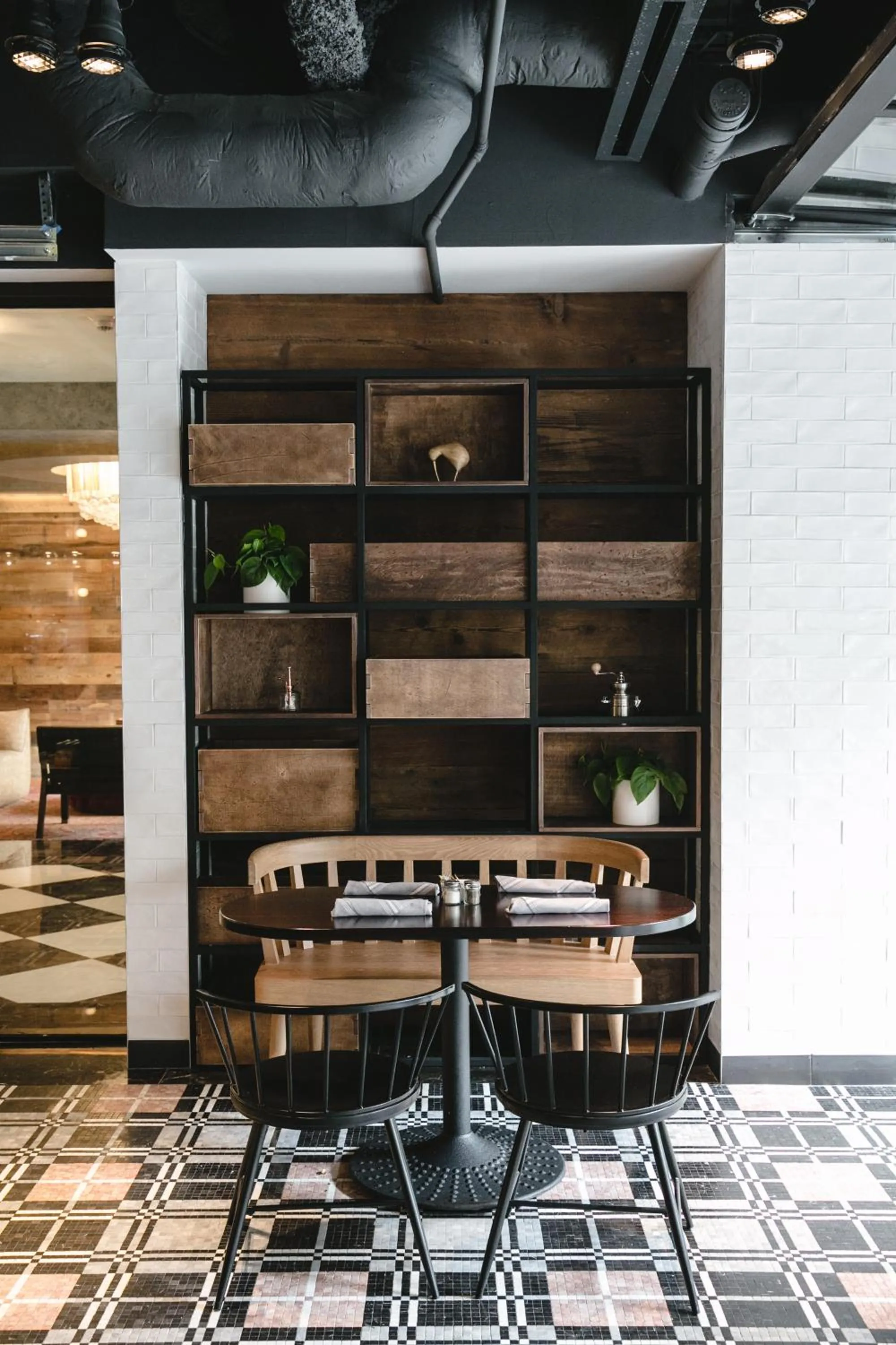 Restaurant/places to eat in Bobby Hotel