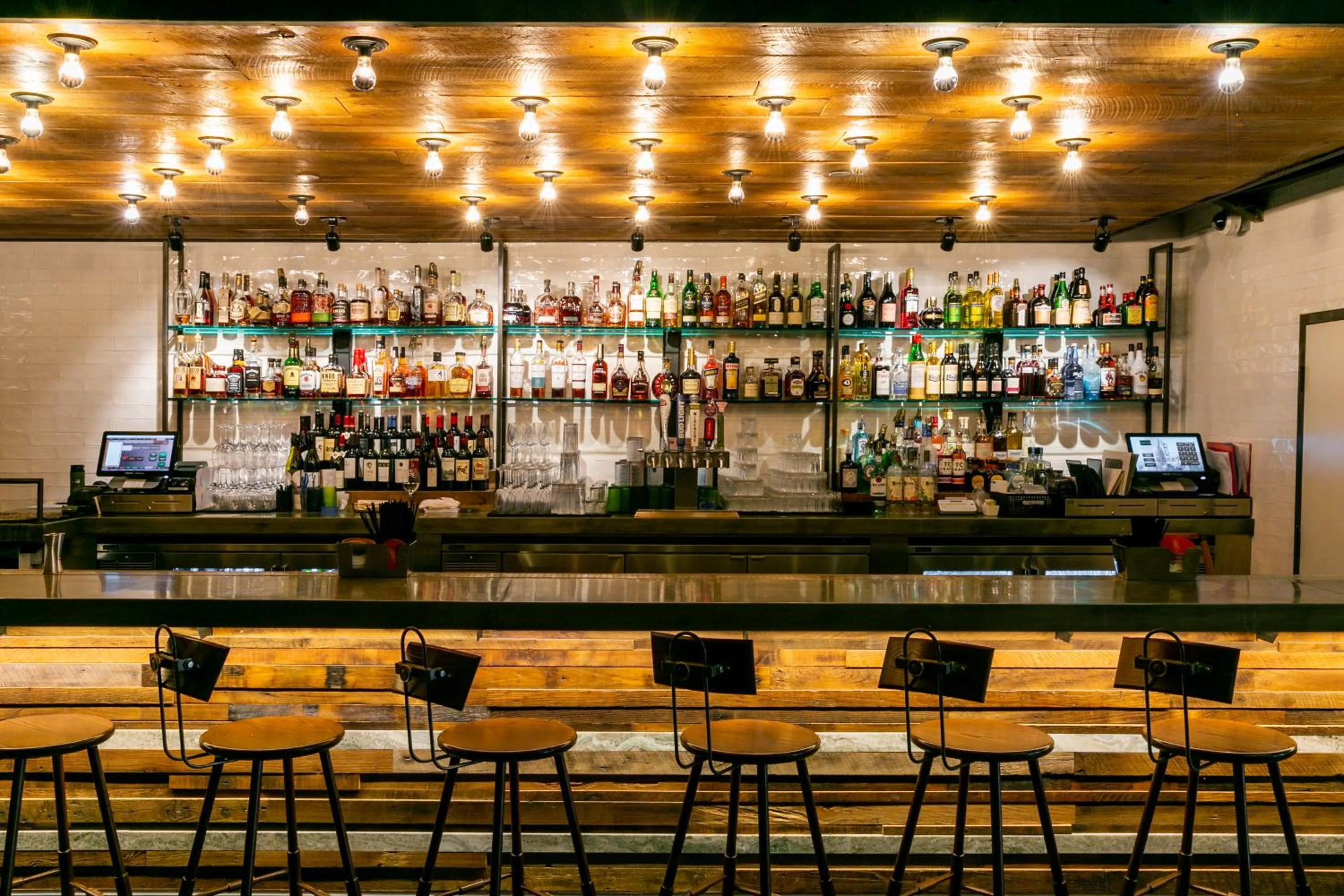 Restaurant/places to eat in Bobby Hotel