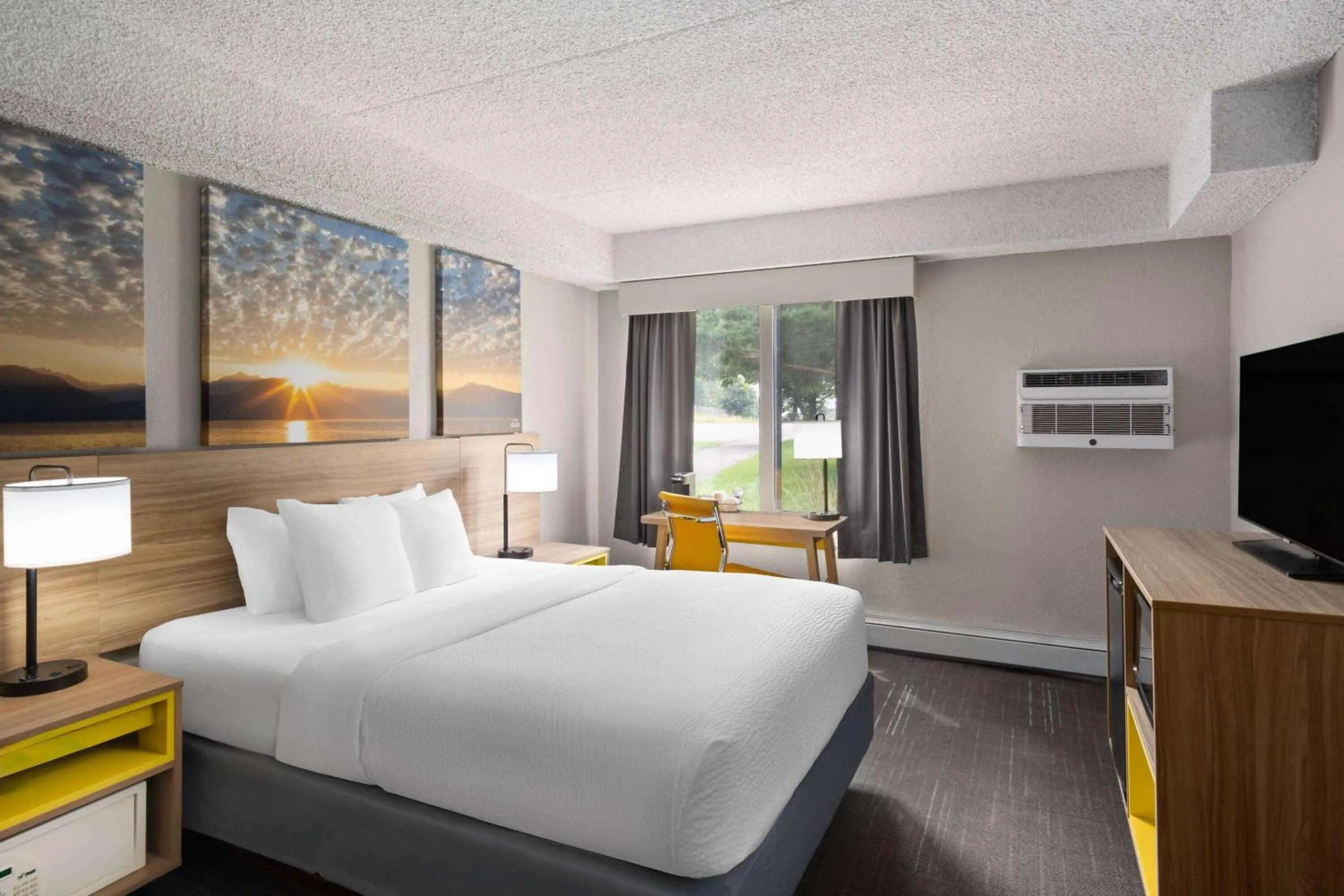 Photo of the whole room, Bed in Days Inn & Suites by Wyndham Bozeman