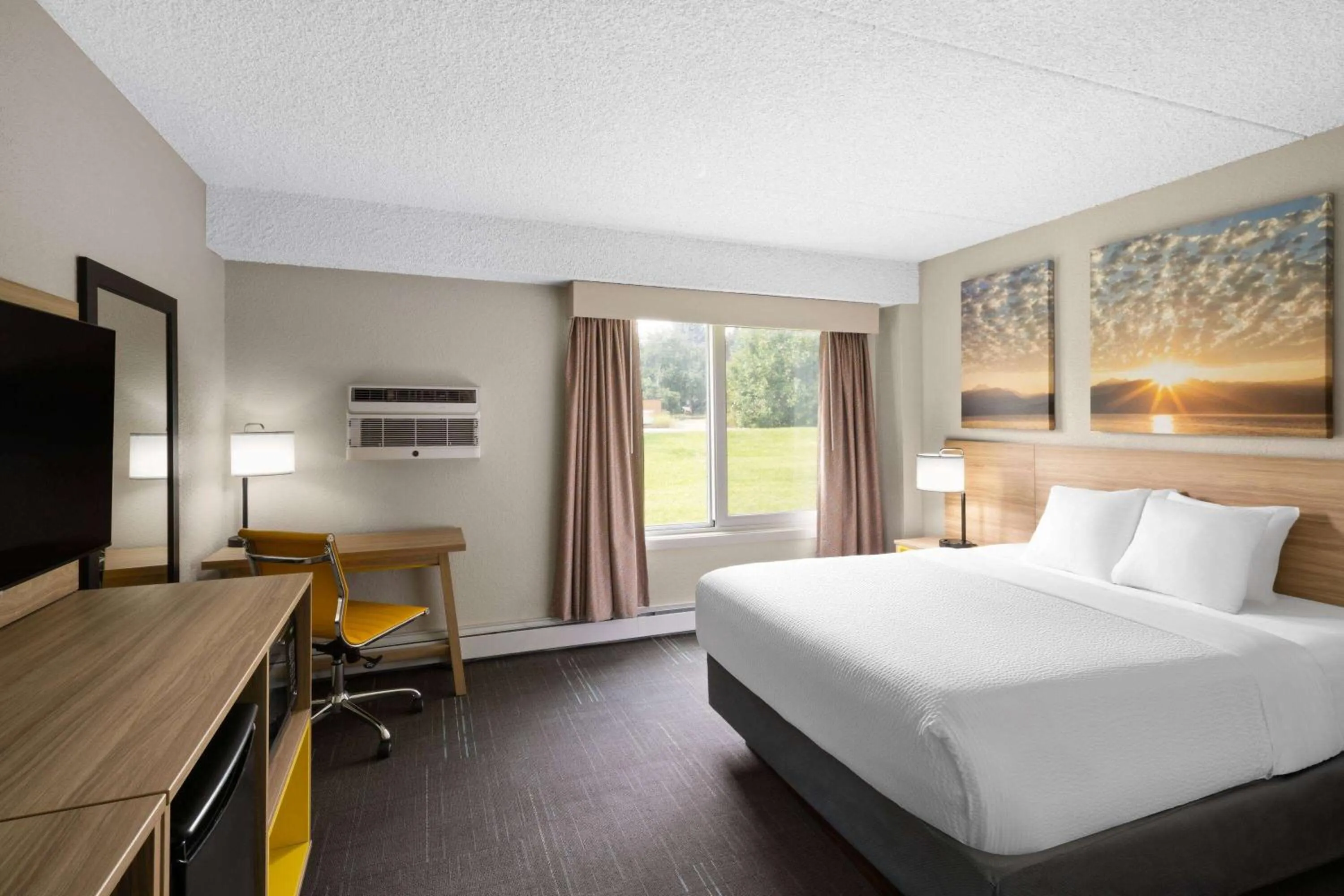 Photo of the whole room, Bed in Days Inn & Suites by Wyndham Bozeman