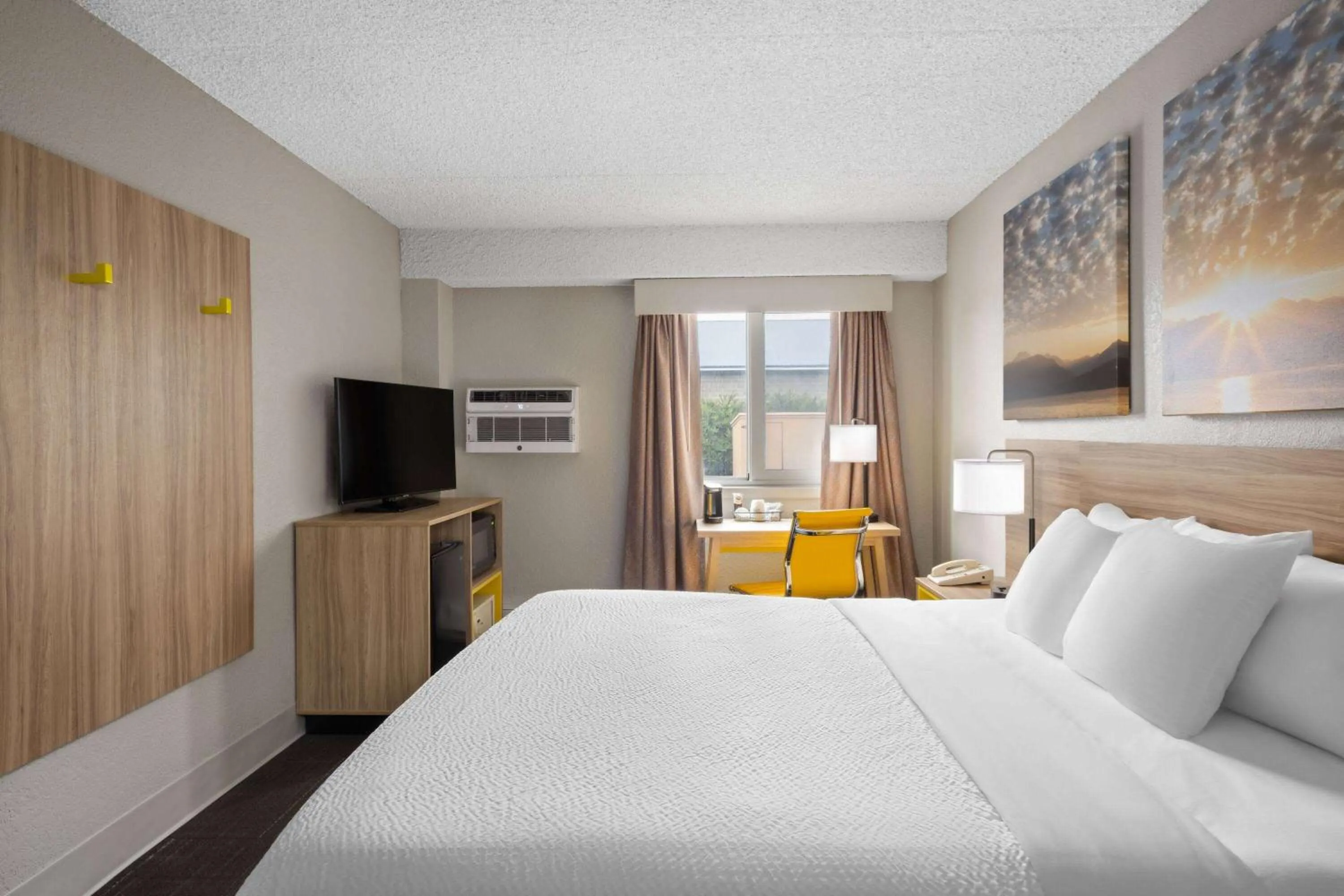 Bath, Bed in Days Inn & Suites by Wyndham Bozeman