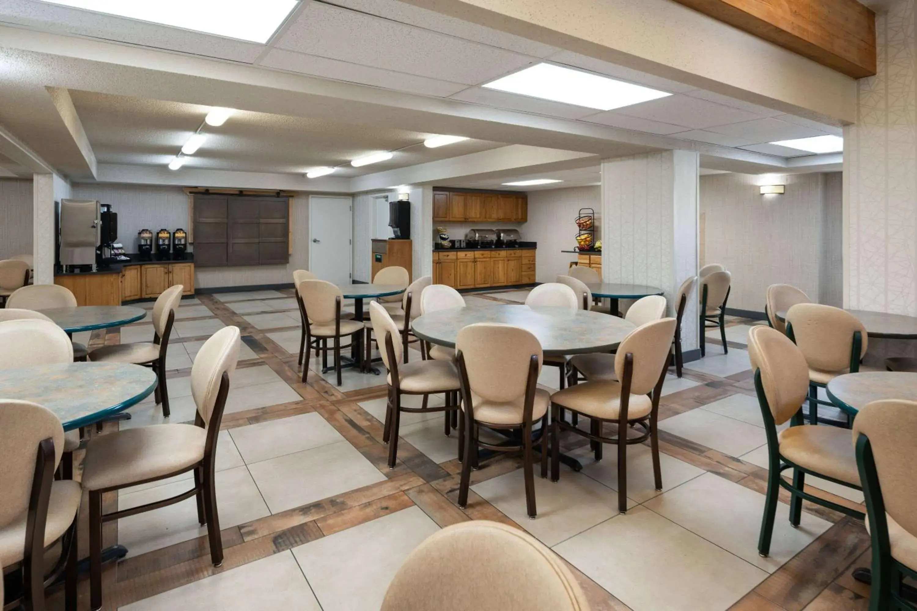 Breakfast in Days Inn & Suites by Wyndham Bozeman Breakfast in Days Inn & Suites by Wyndham Bozeman