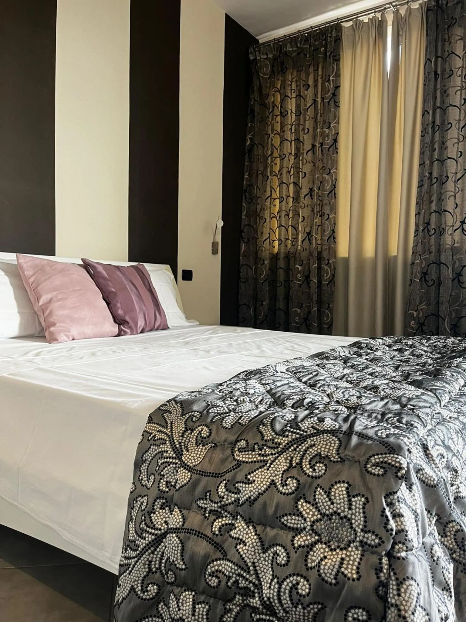 Bedroom, Bed in Hotel Saturday