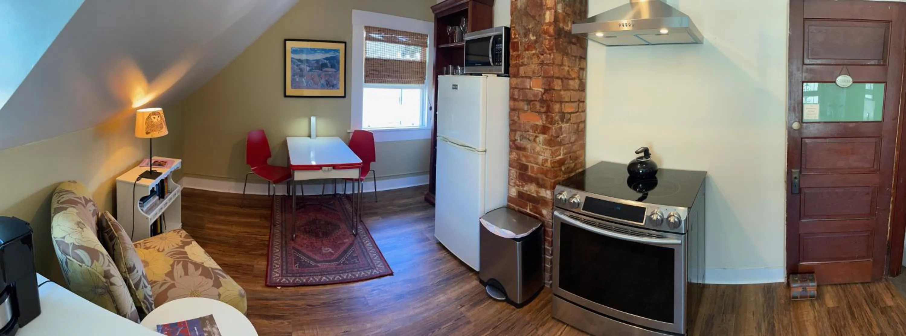 Communal kitchen in Portland International Guesthouse