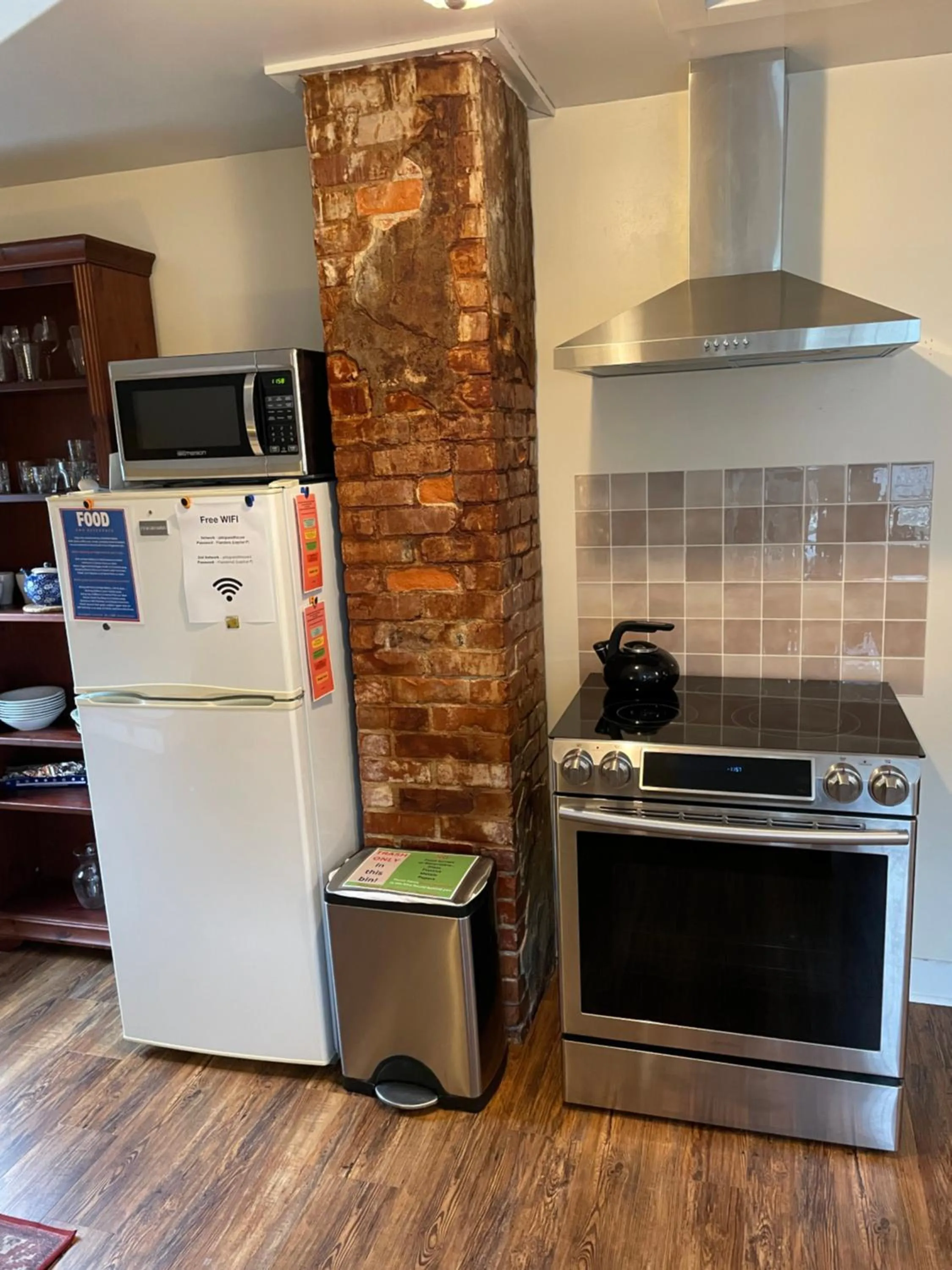 Communal kitchen in Portland International Guesthouse