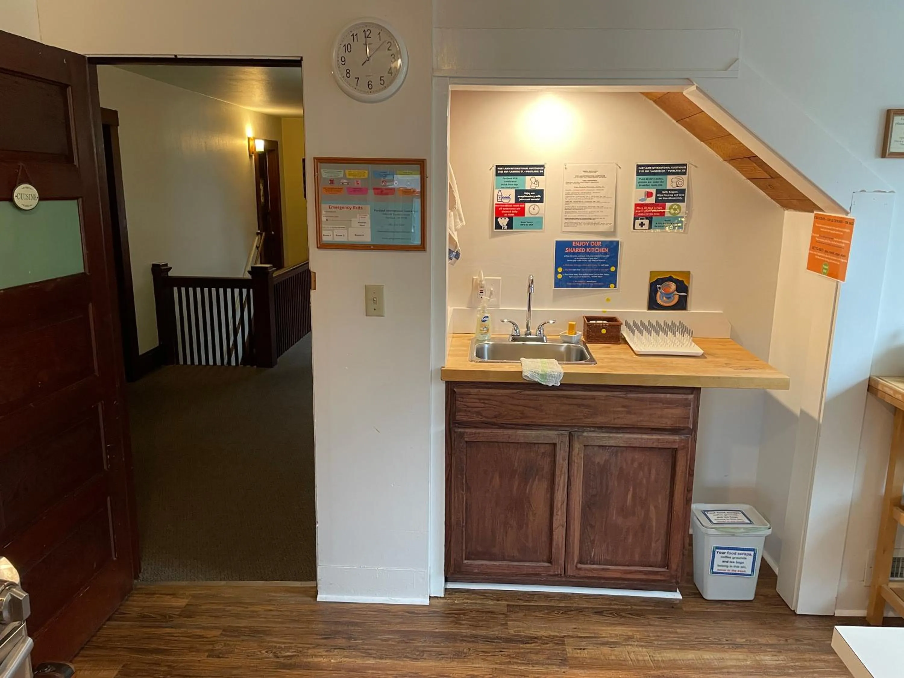 Communal kitchen in Portland International Guesthouse