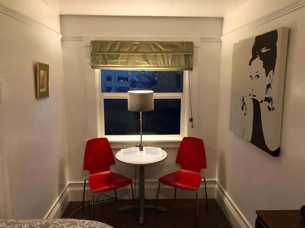 Seating area in Portland International Guesthouse