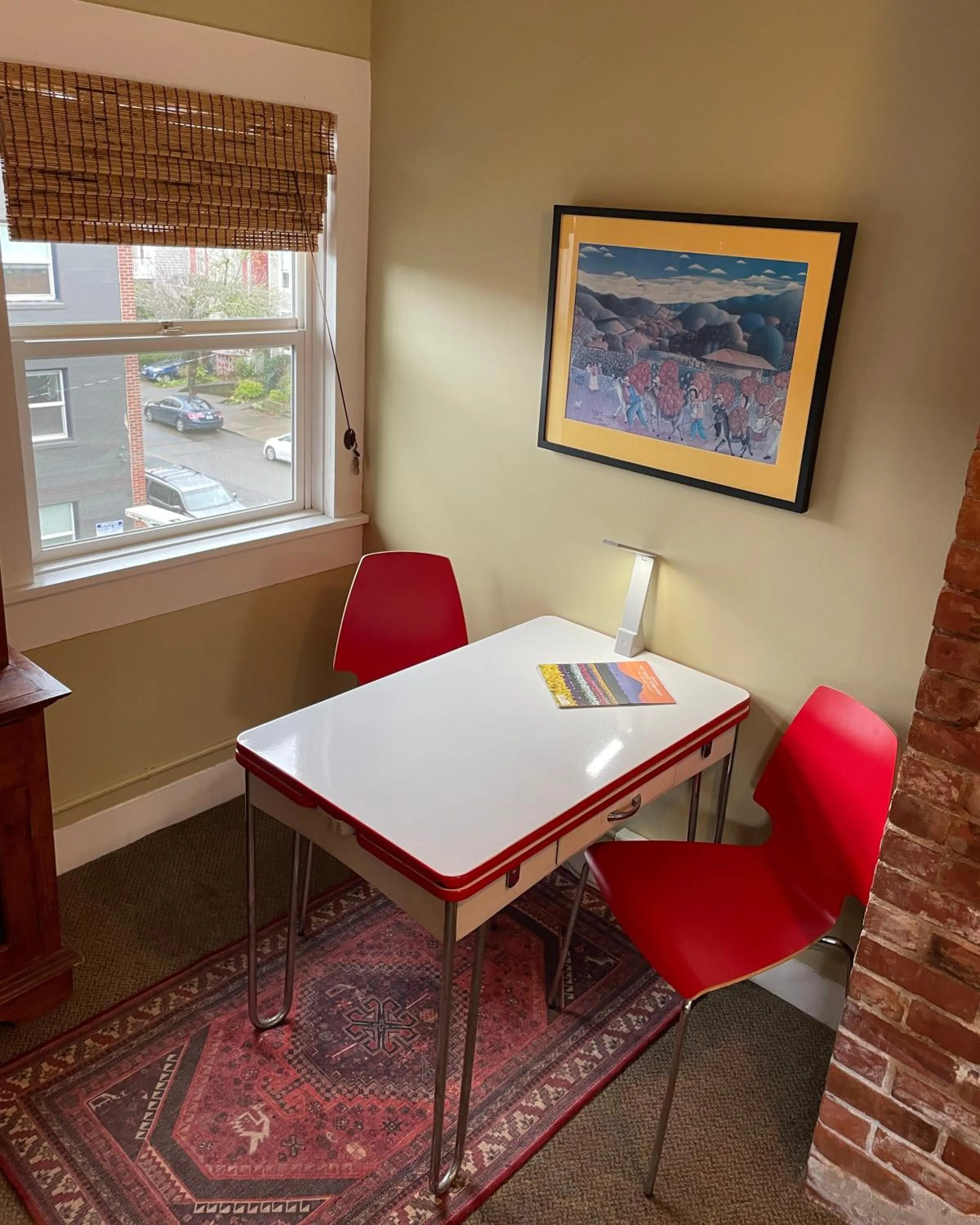 Communal lounge/ TV room in Portland International Guesthouse