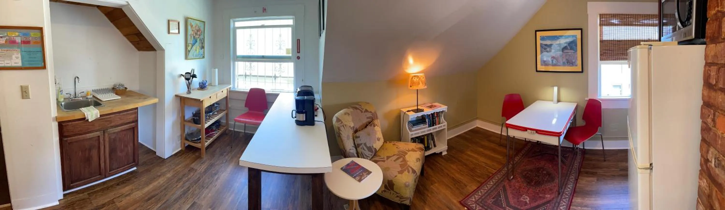 Communal kitchen in Portland International Guesthouse