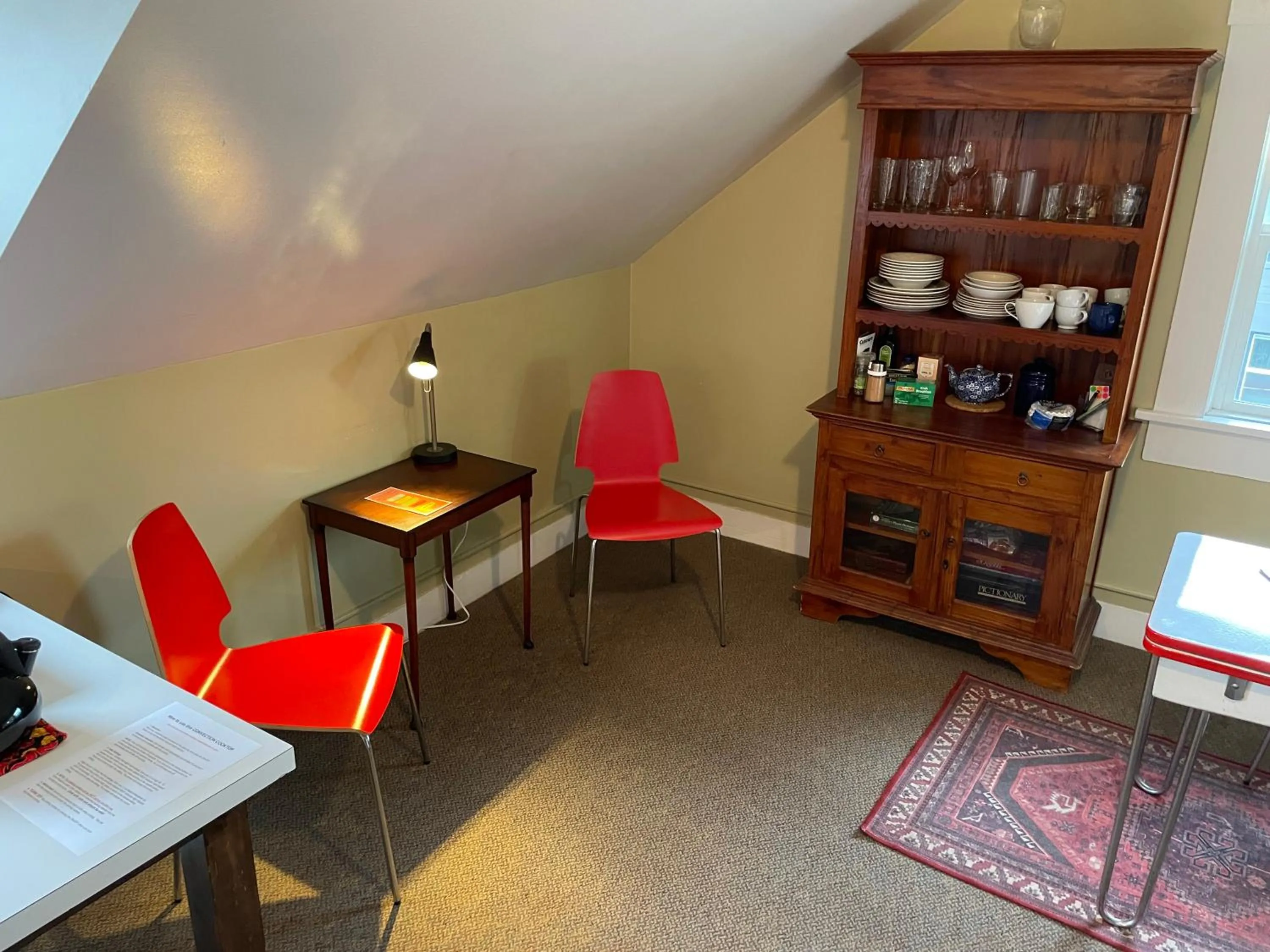 Communal lounge/ TV room in Portland International Guesthouse