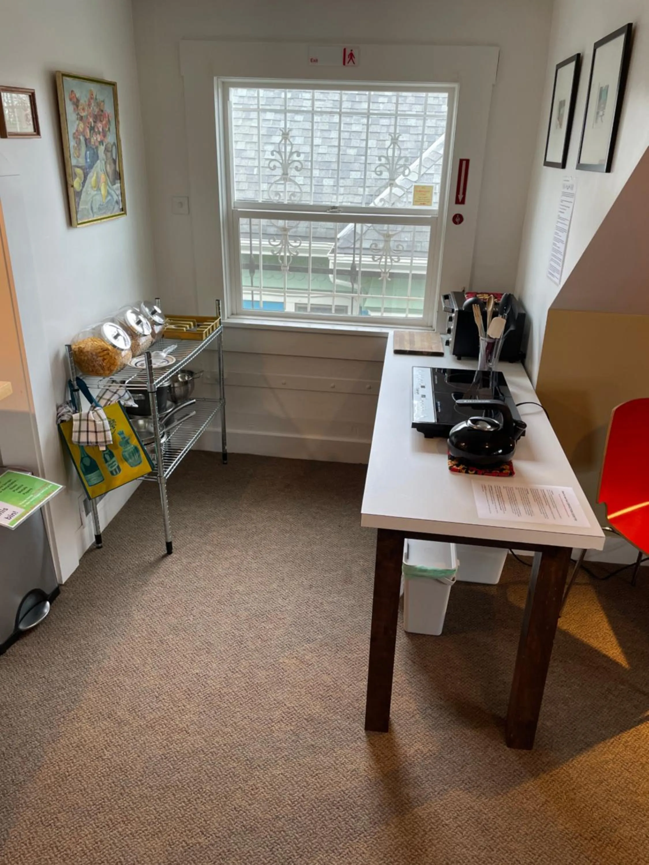 Communal lounge/ TV room in Portland International Guesthouse