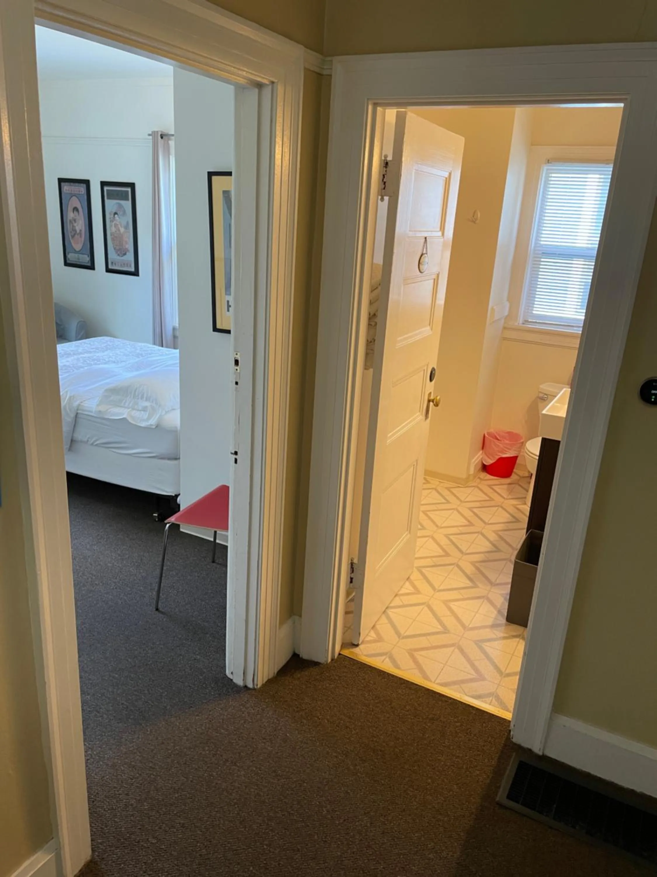 Bathroom, Bed in Portland International Guesthouse