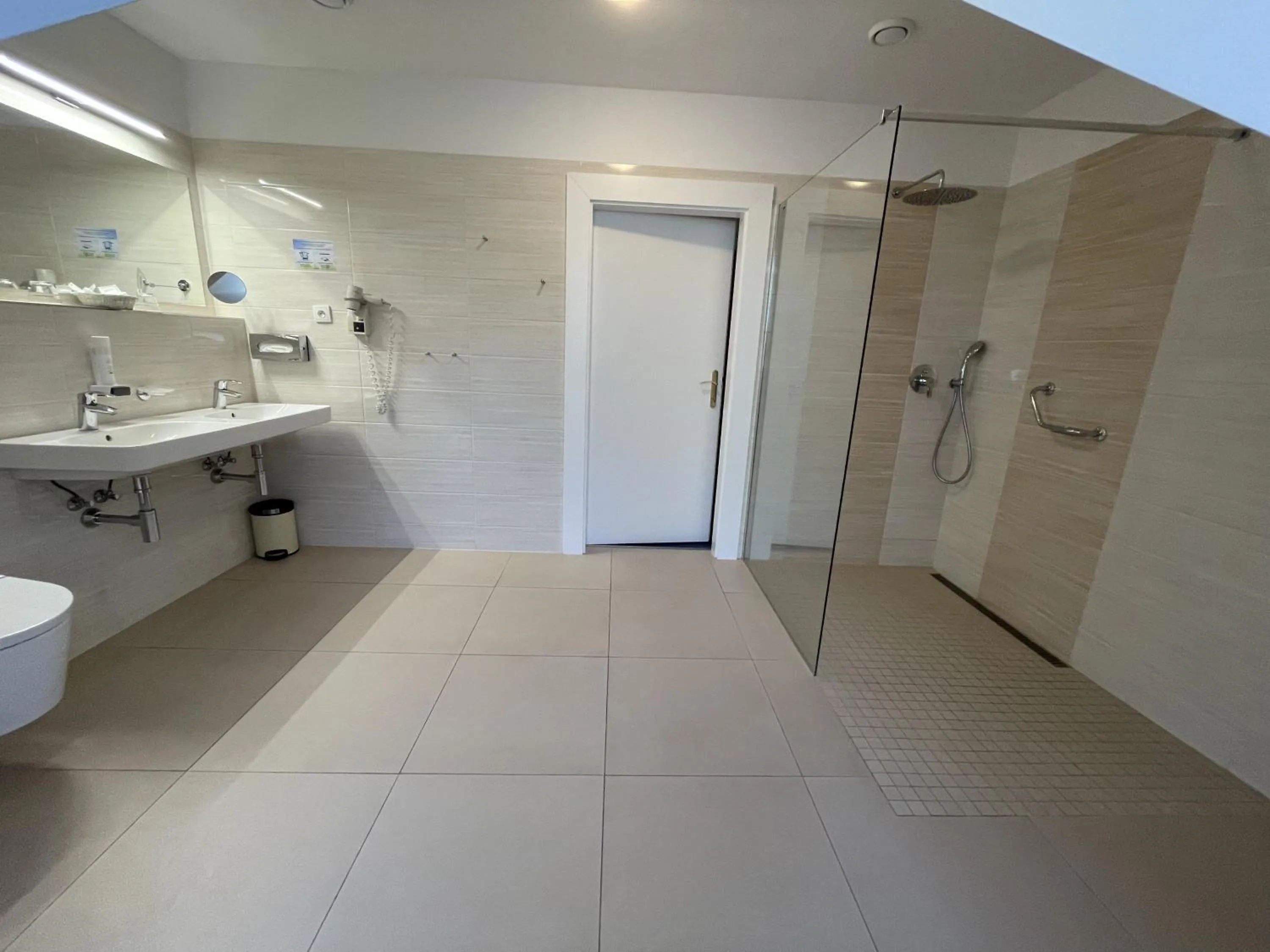 Bathroom in Hotel Reza