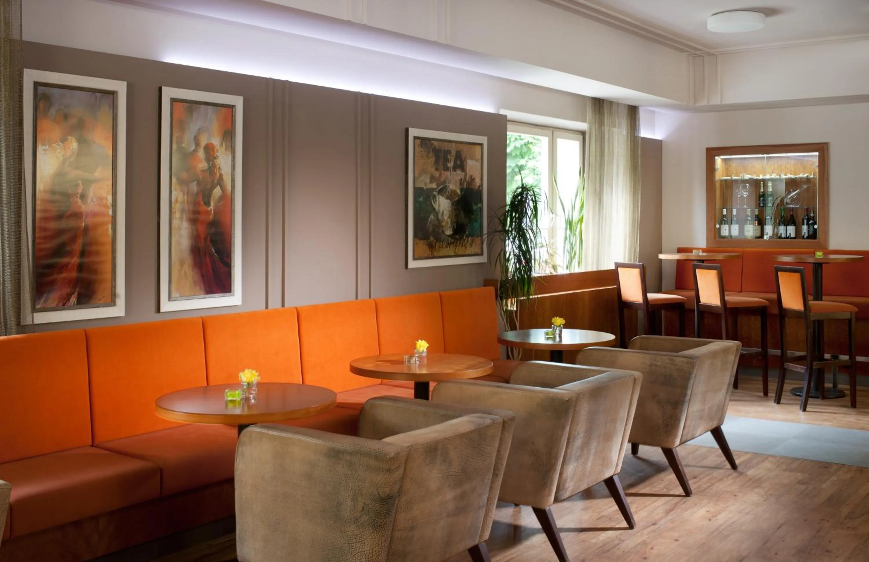 Restaurant/places to eat in Hotel Reza