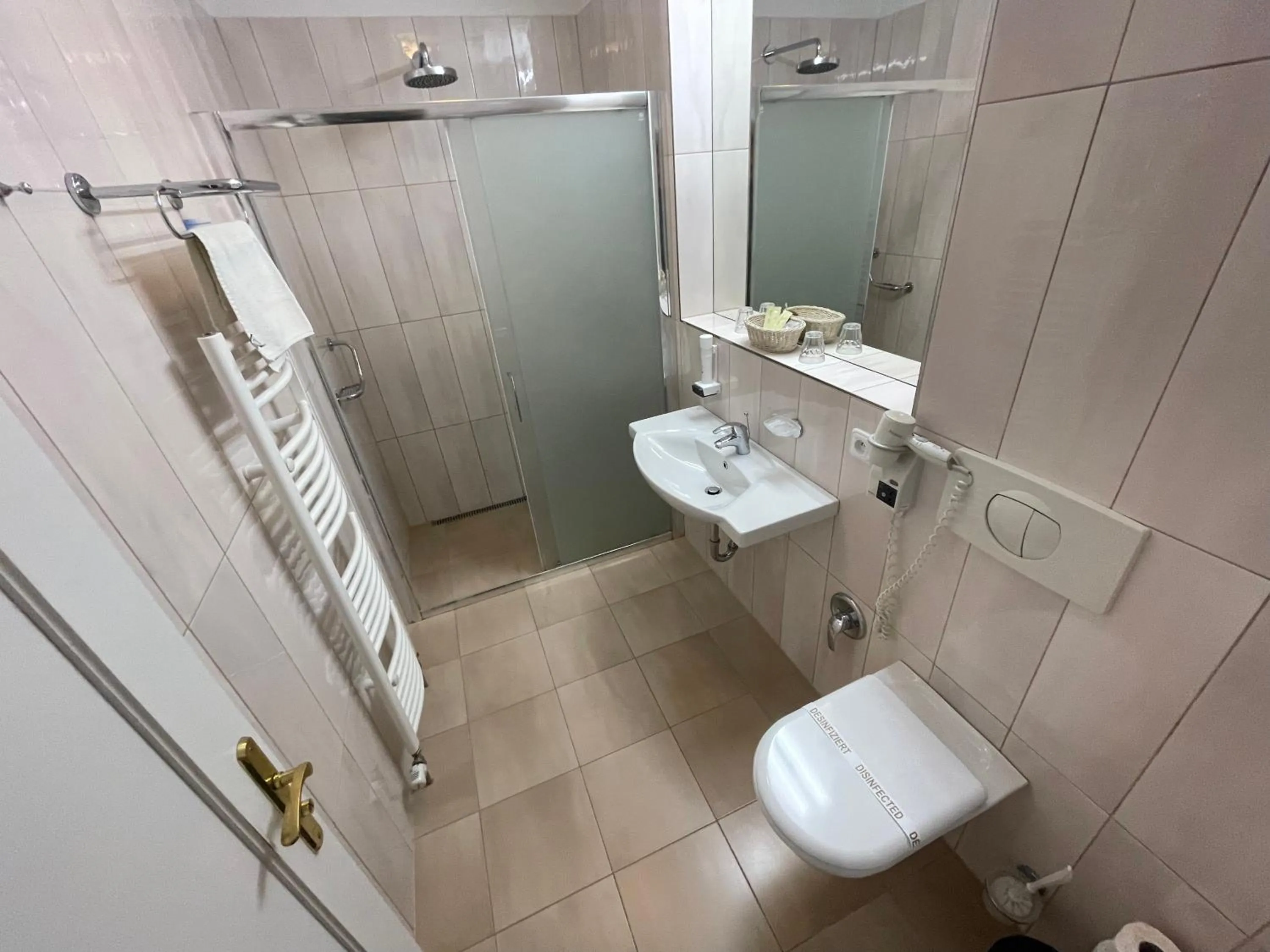 Bathroom in Hotel Reza