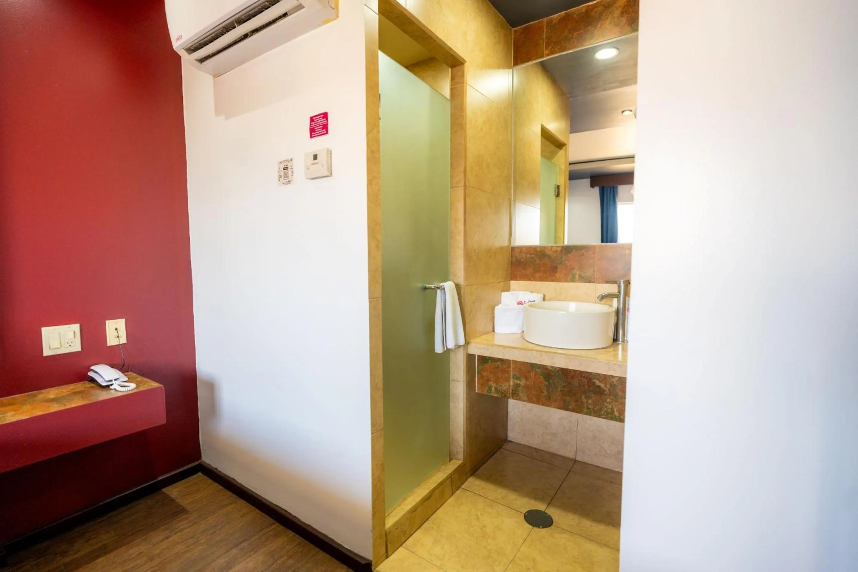 Bathroom, Bed in Hotel Rose Ensenada