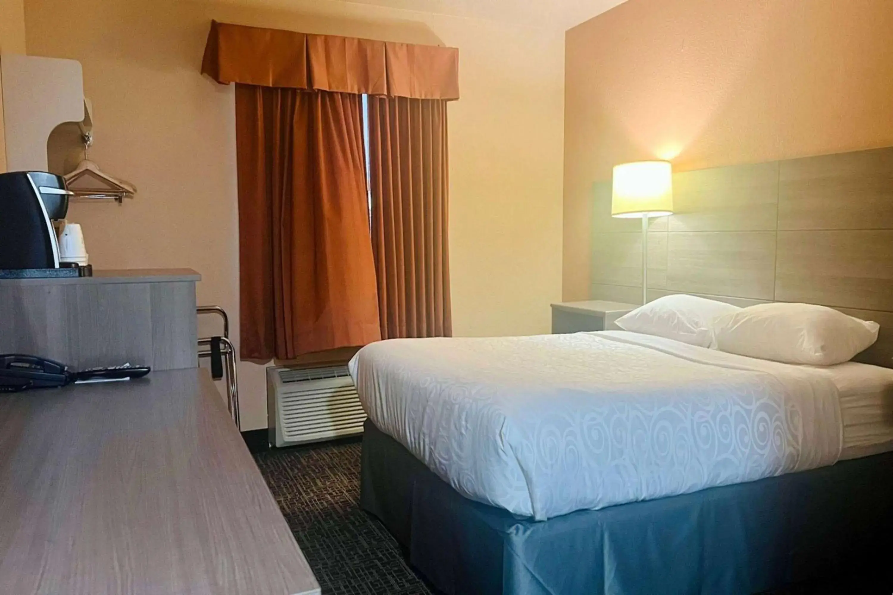 Photo of the whole room, Bed in Ramada by Wyndham Cranbrook Photo of the whole room, Bed in Ramada by Wyndham Cranbrook