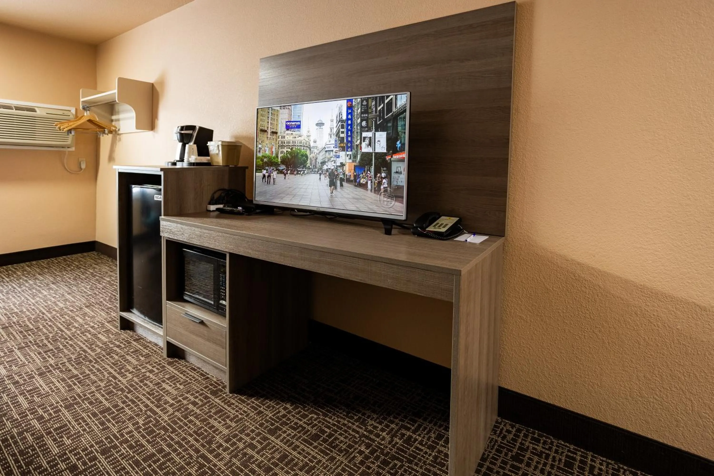 TV and multimedia in Ramada by Wyndham Cranbrook