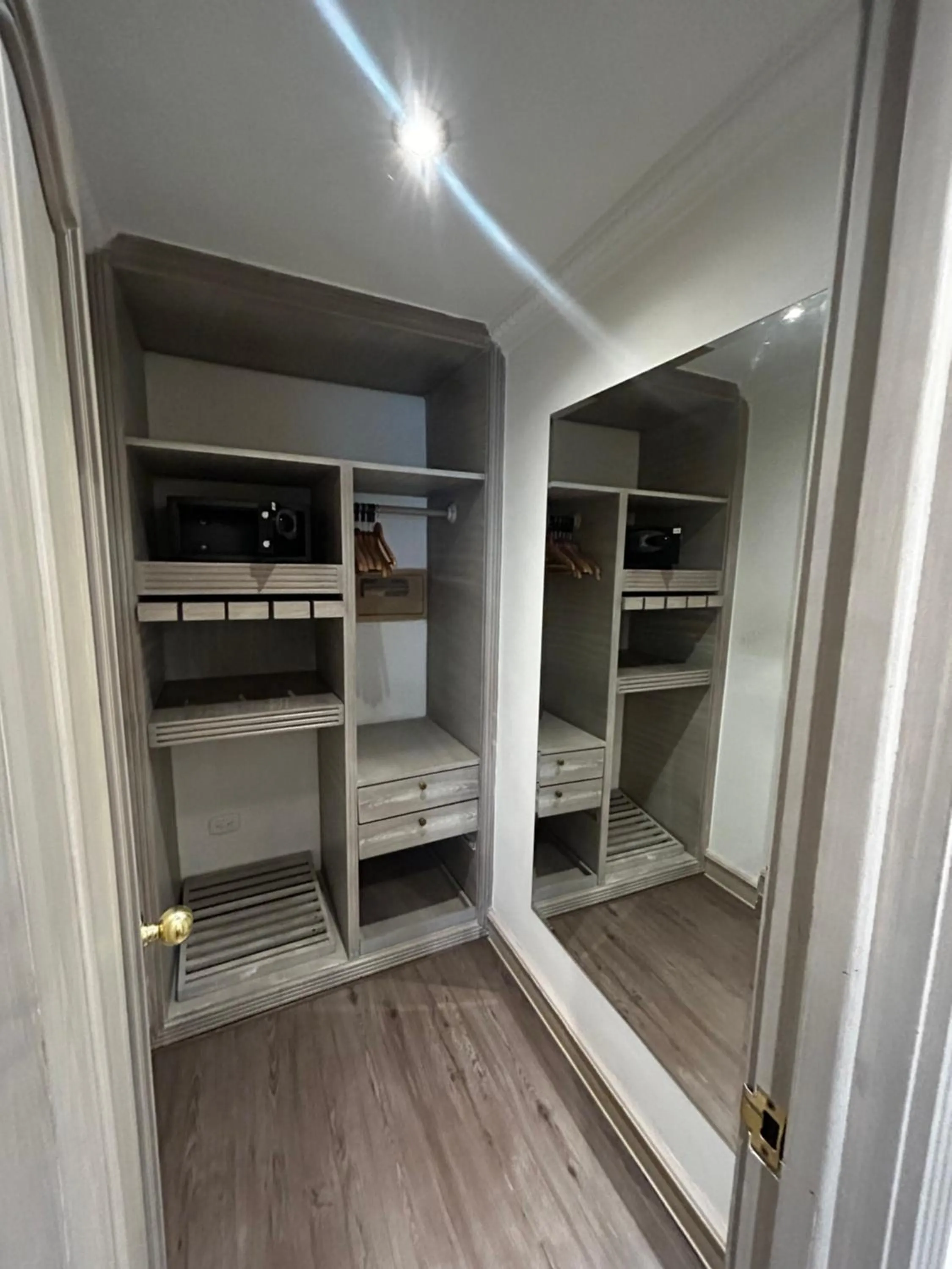 safe, Bed in Hotel Vintage