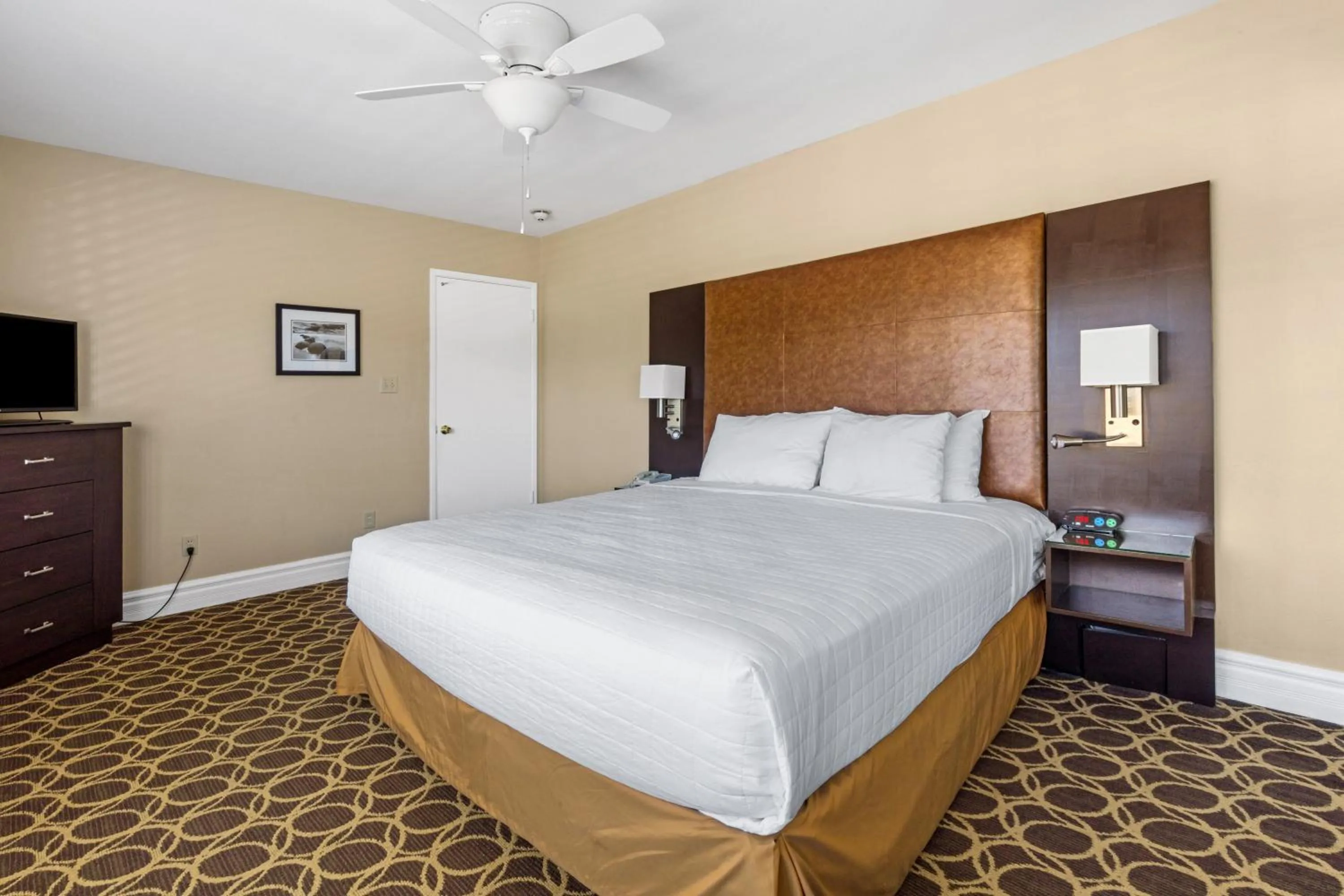 Bed in Marin Suites Hotel