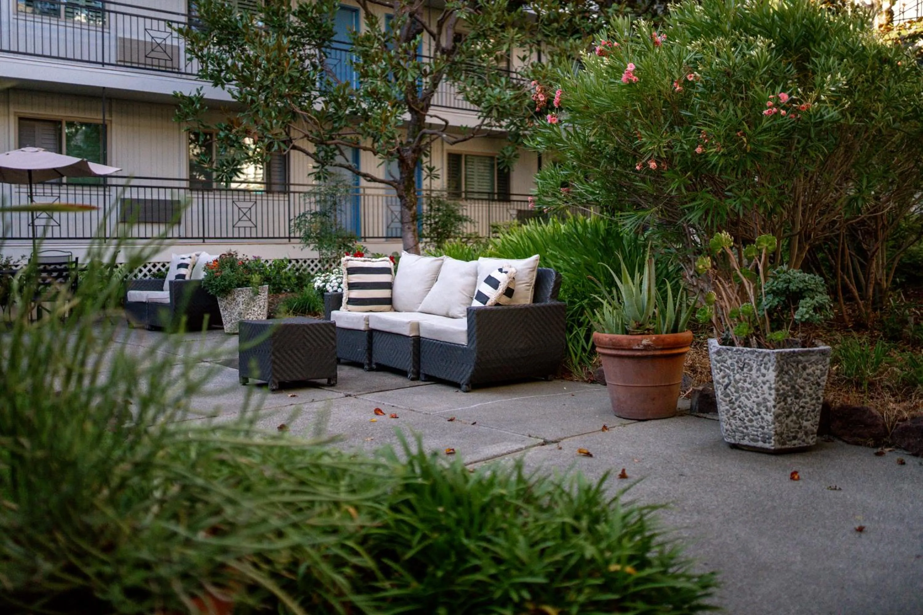 Inner courtyard view in Marin Suites Hotel