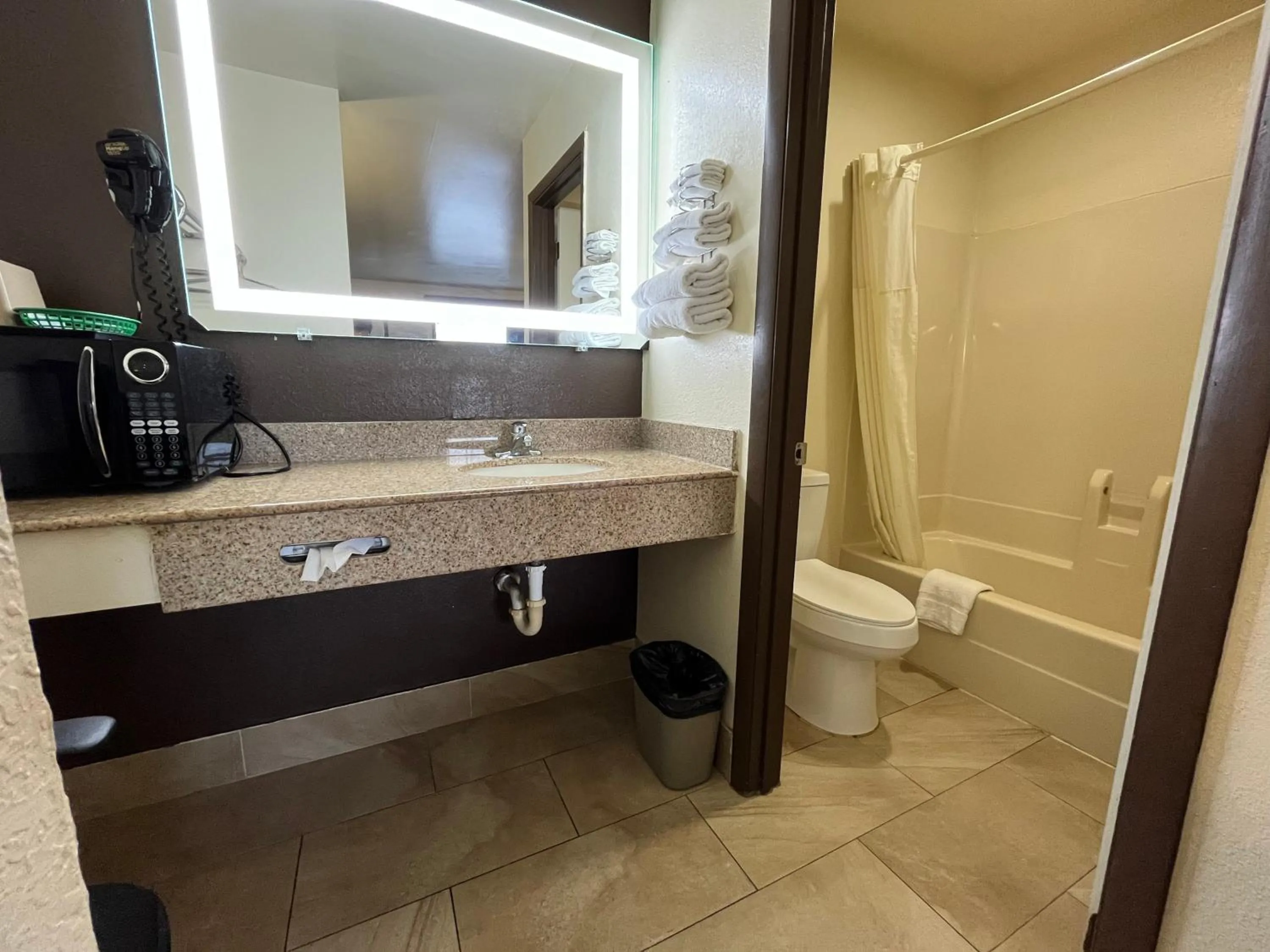 Bedroom in Budget Inn By OYO Nassawadox Hwy 13